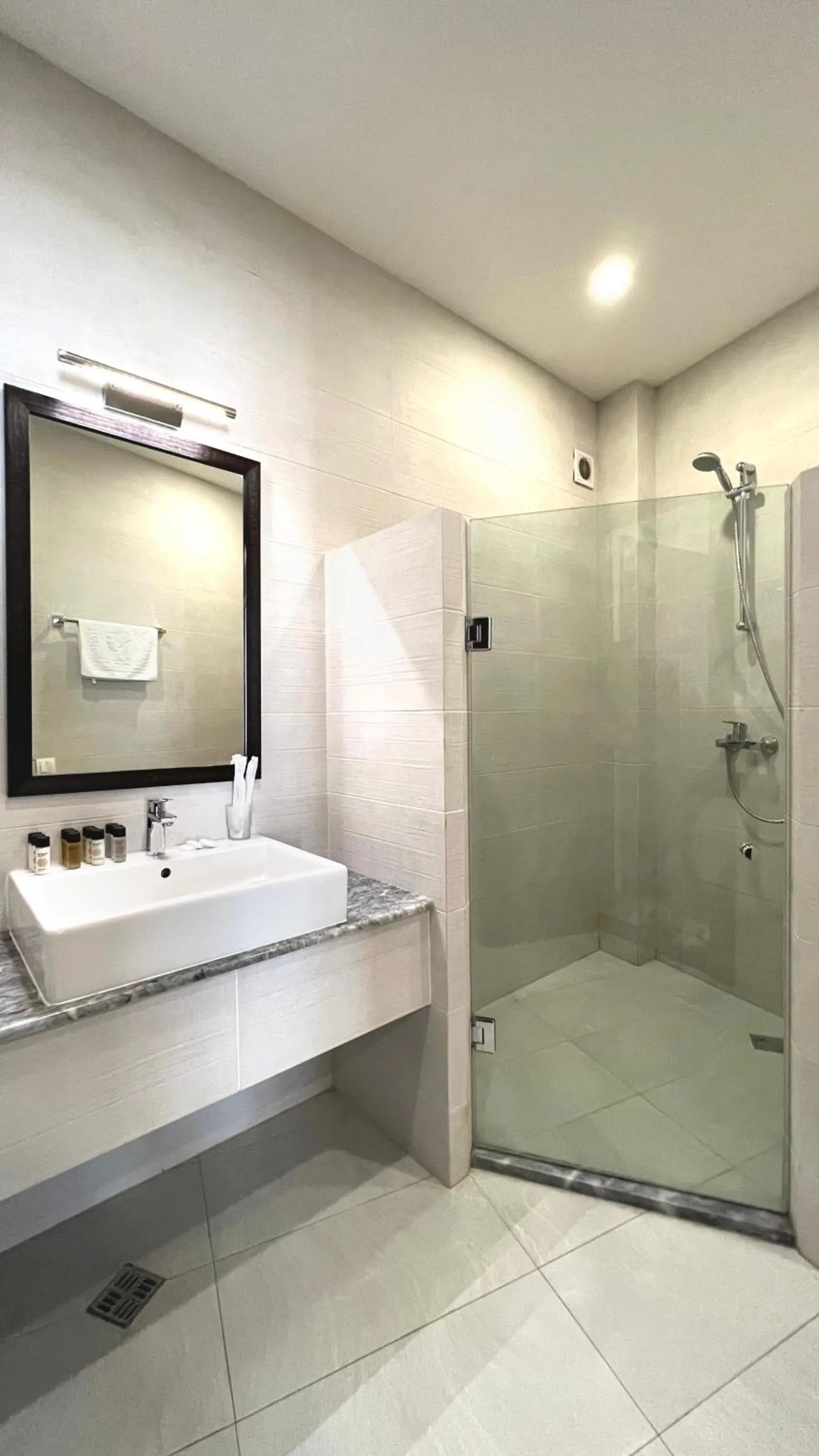 Shower, Bathroom in Marmenio Hotel