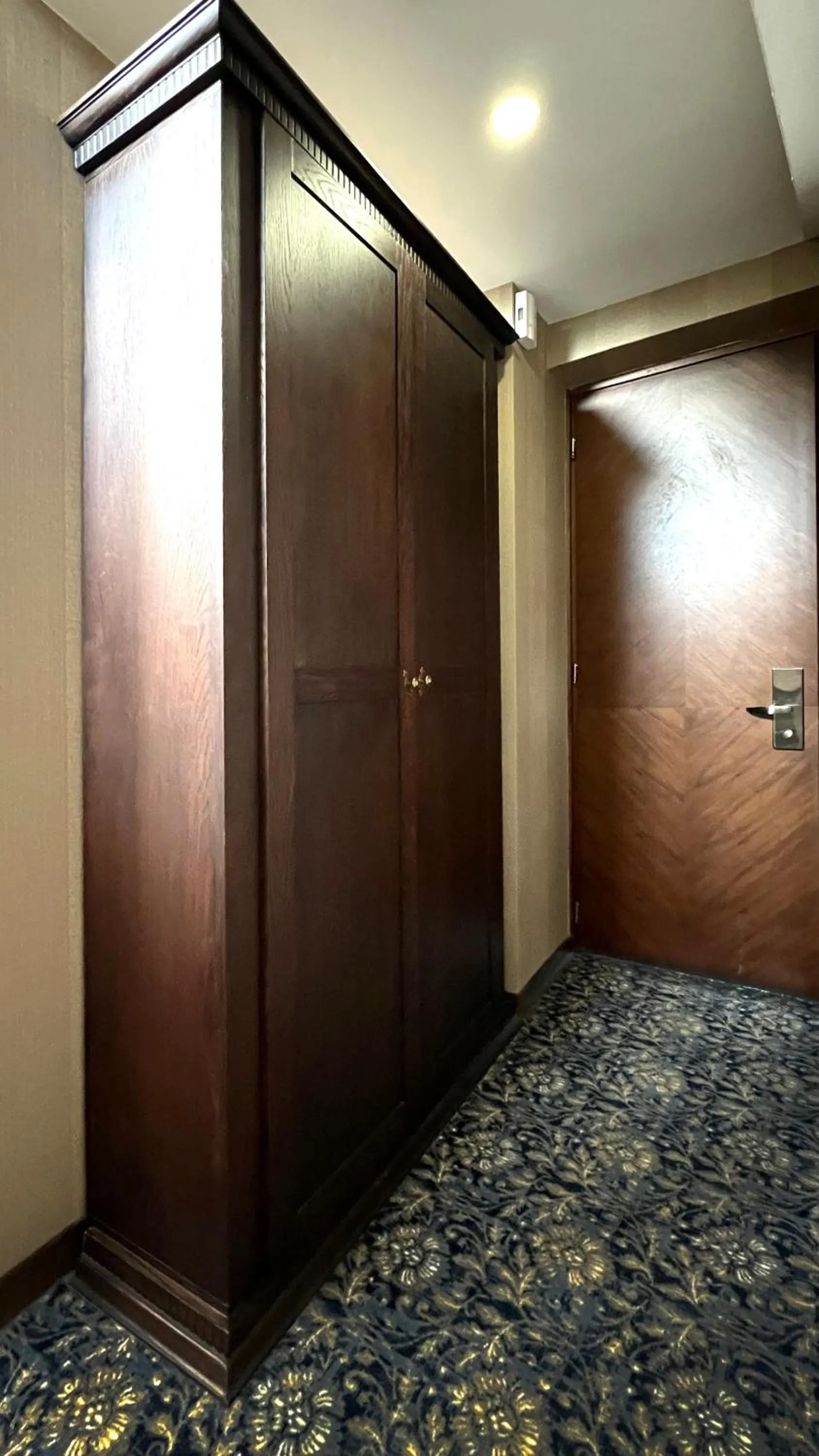 wardrobe in Marmenio Hotel