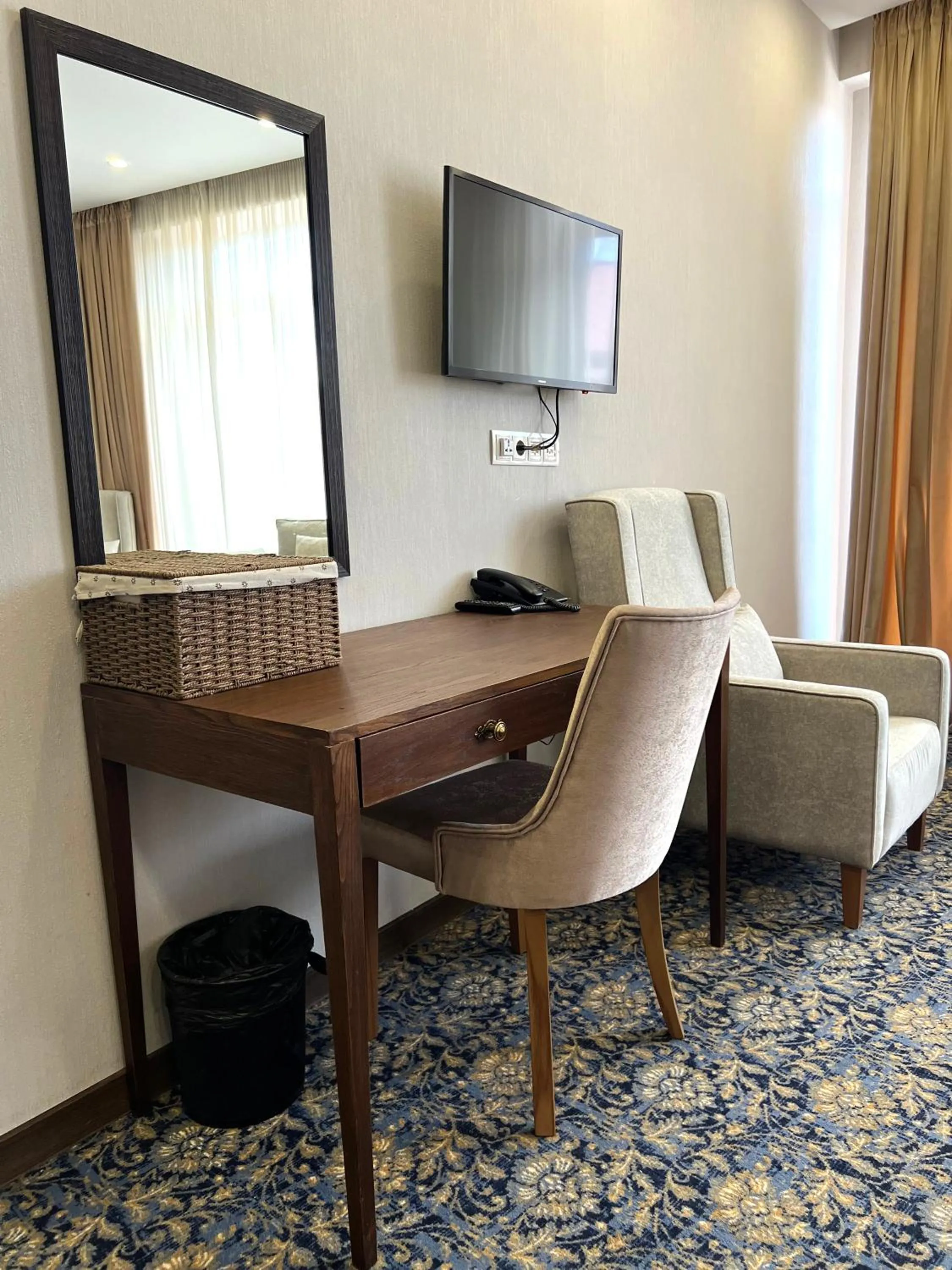 TV and multimedia, TV/Entertainment Center in Marmenio Hotel