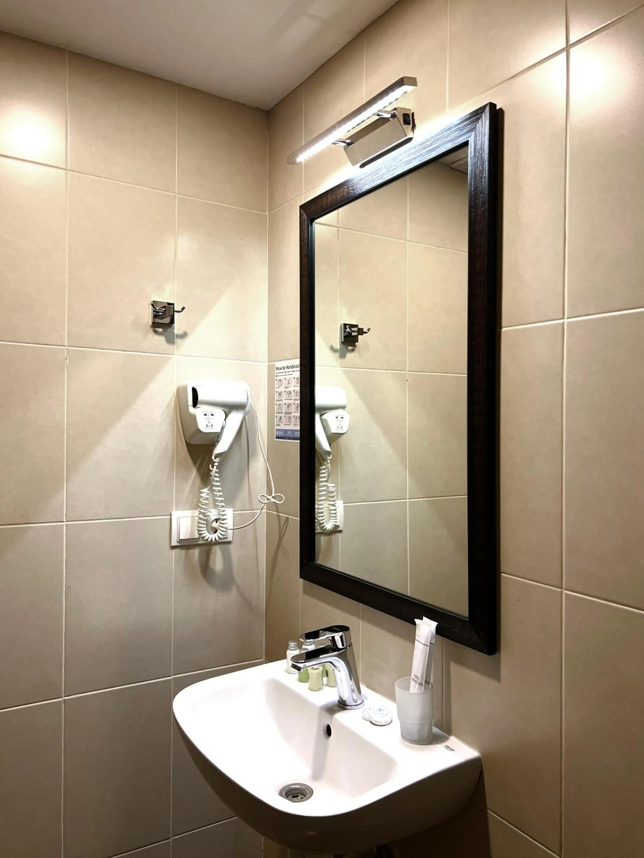 Bathroom in Marmenio Hotel