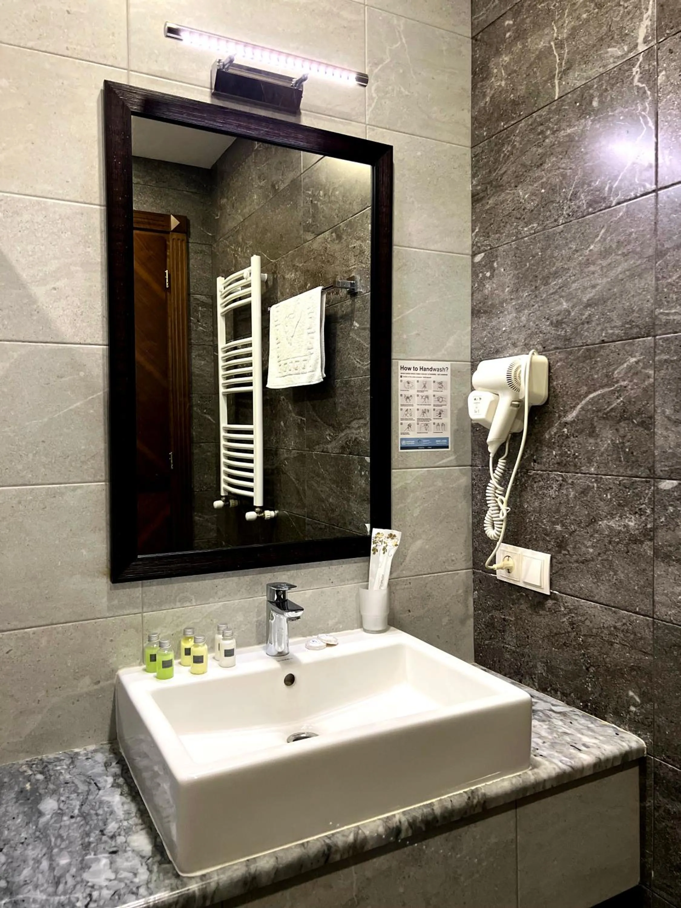 Bathroom in Marmenio Hotel