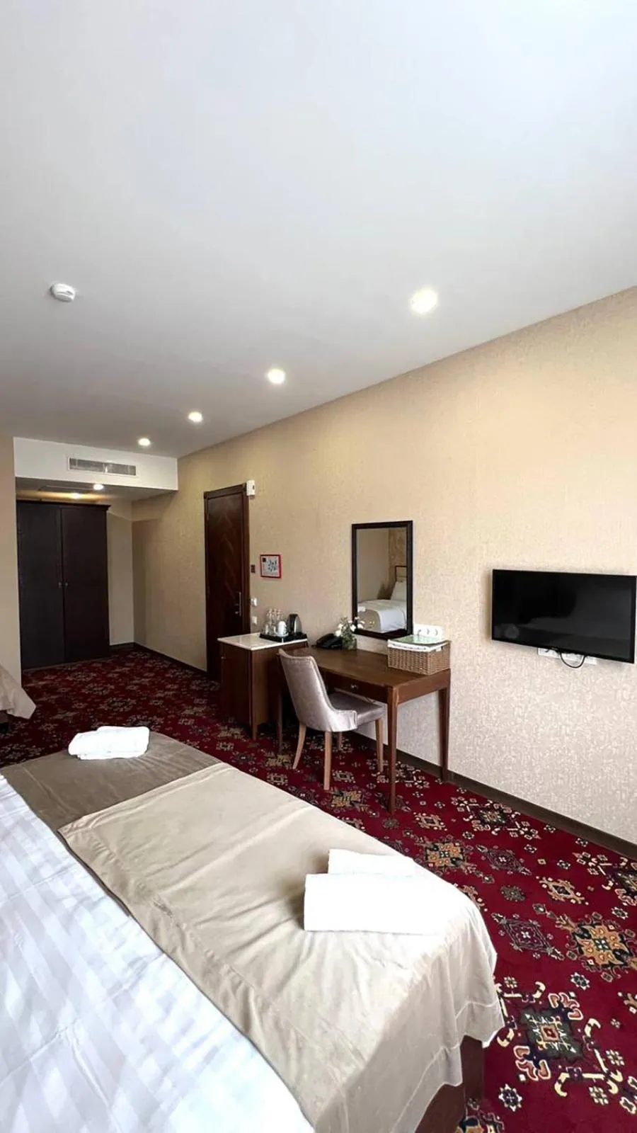 TV and multimedia, Bed in Marmenio Hotel