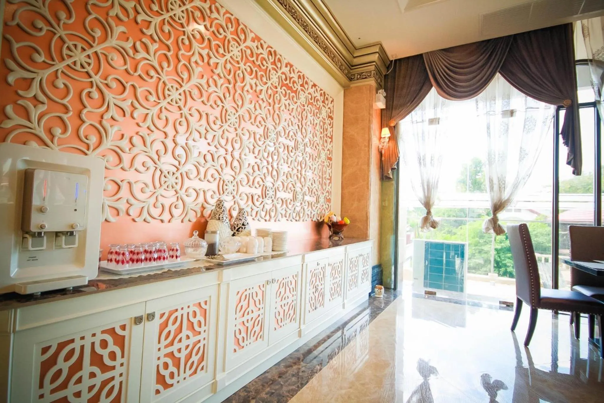 Breakfast in Crystal Ville