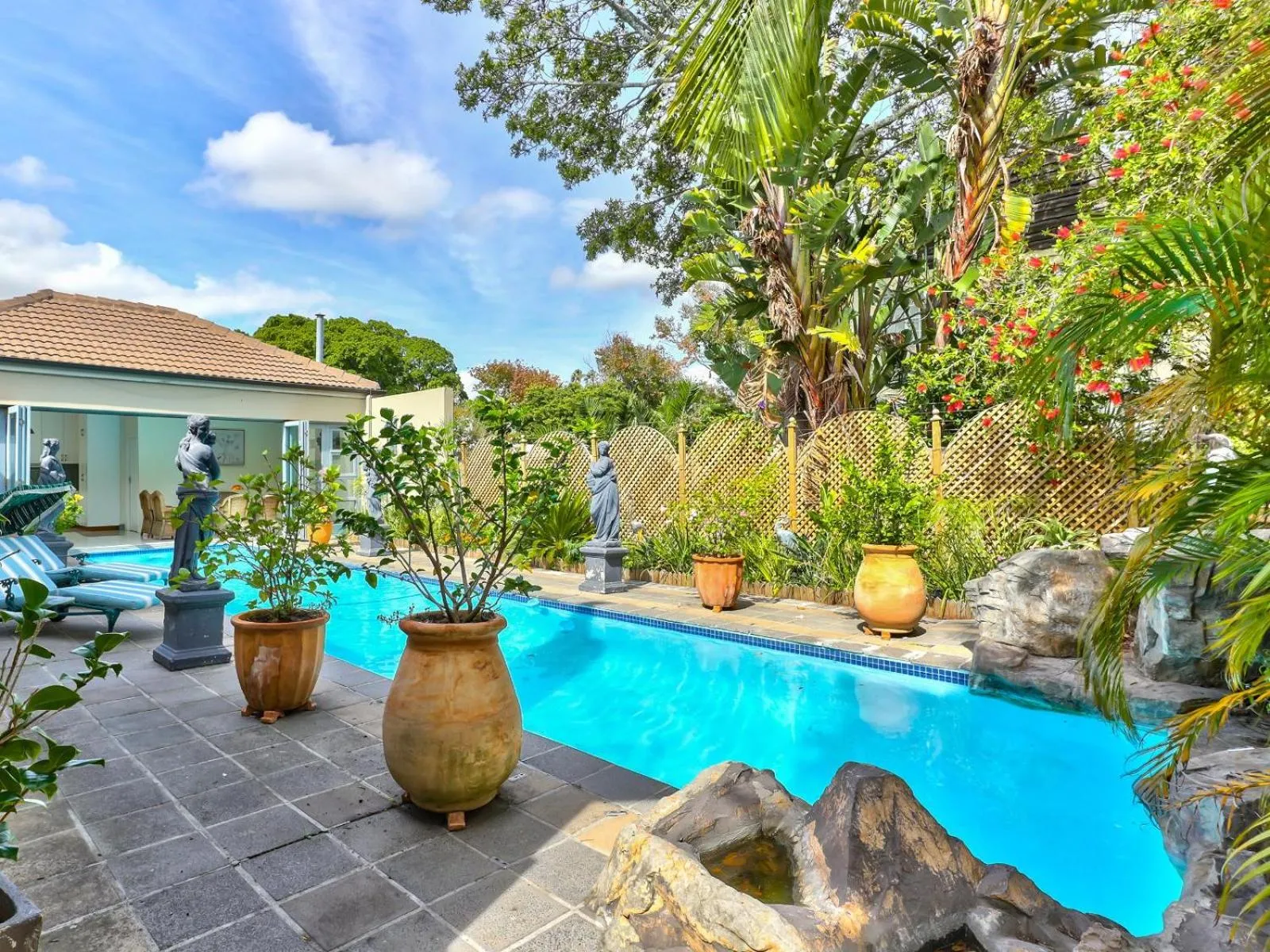Swimming pool in Villa Jesdene