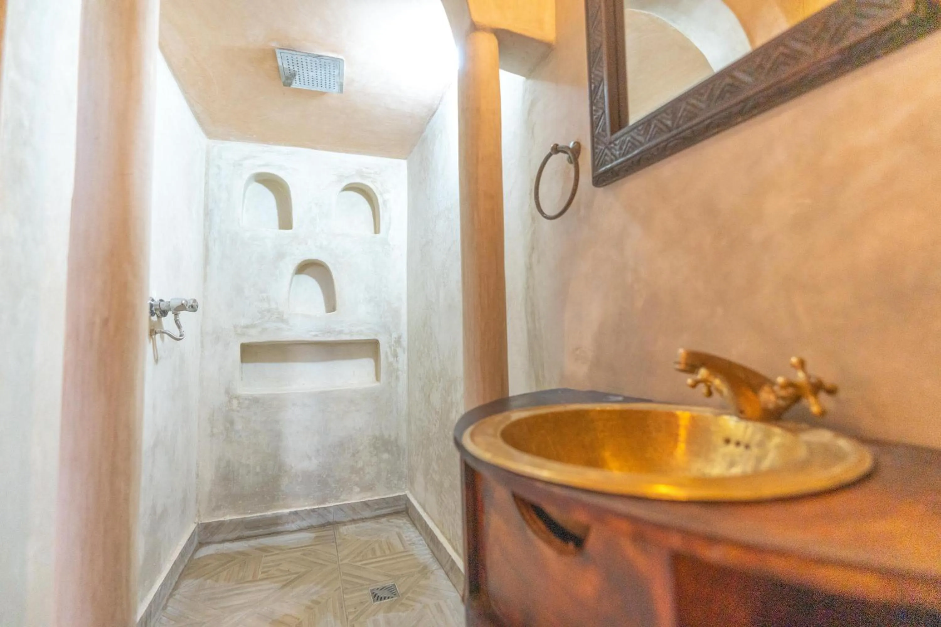 Shower in DAR ETTO Riad & Spa