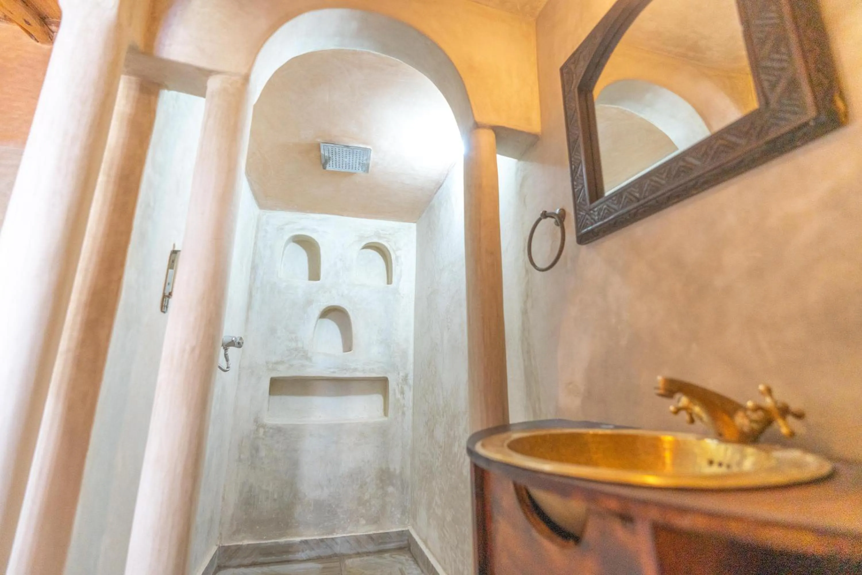 Shower in DAR ETTO Riad & Spa