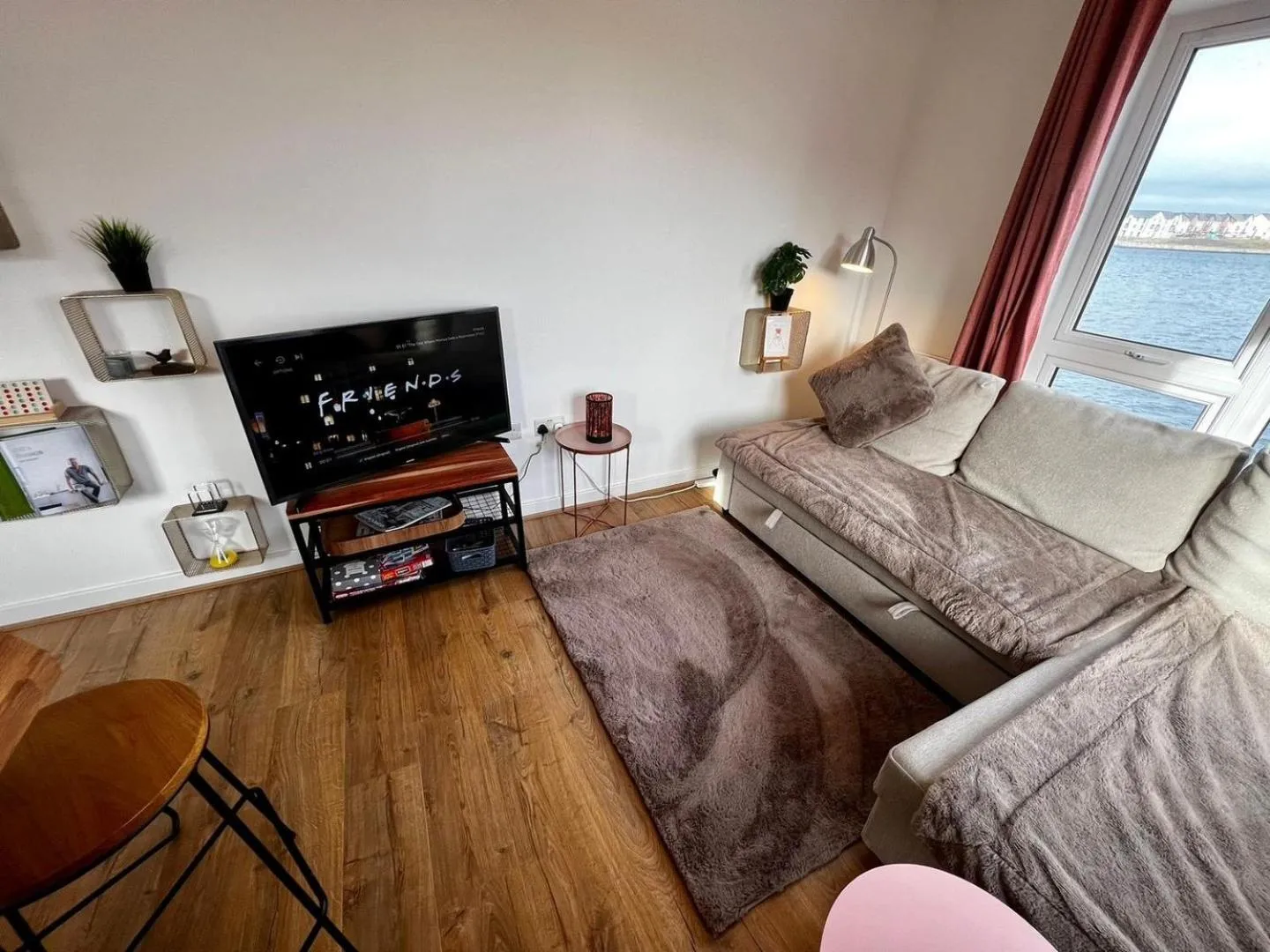 Two bedroom apartment in Barry-close to beach
