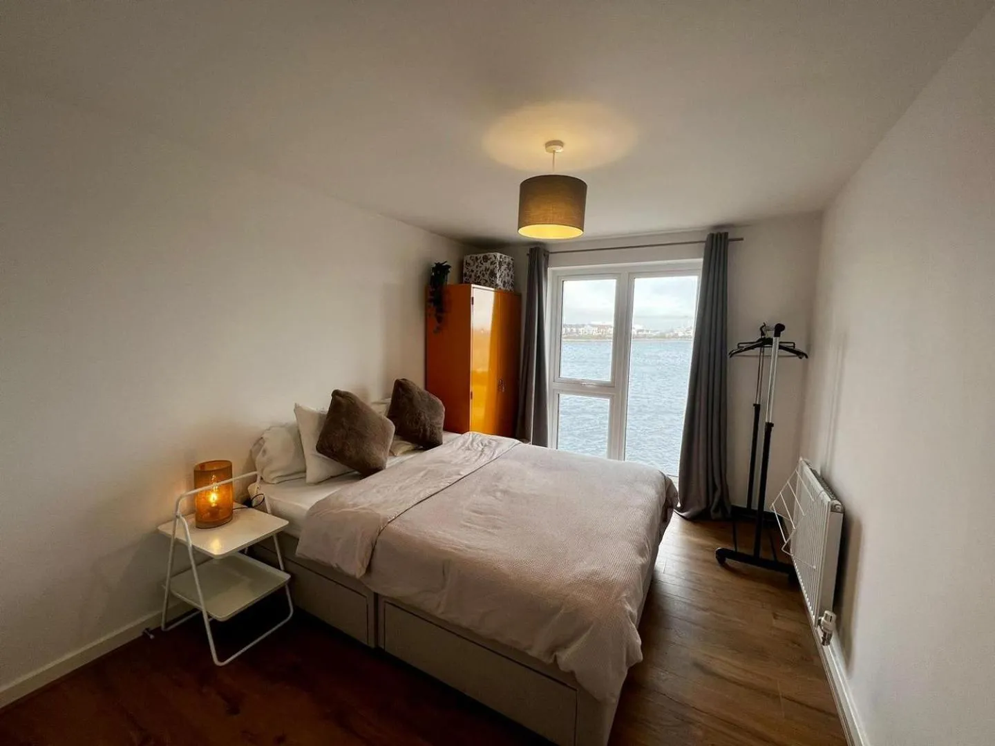 Two bedroom apartment in Barry-close to beach