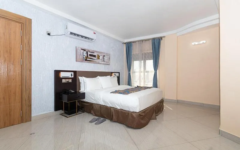 Bed in Hotel Le Figaro