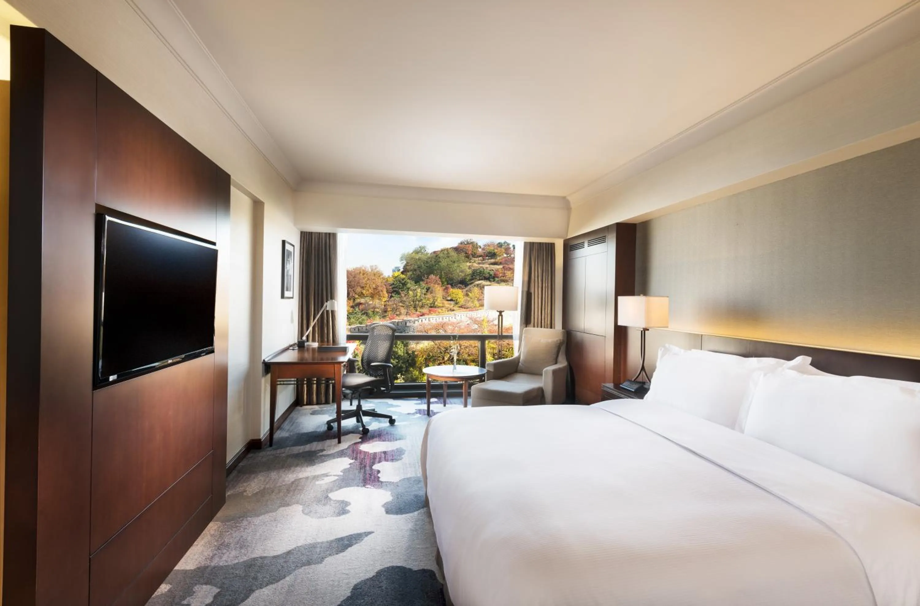 Bedroom, TV/Entertainment Center in Millennium Hilton Seoul