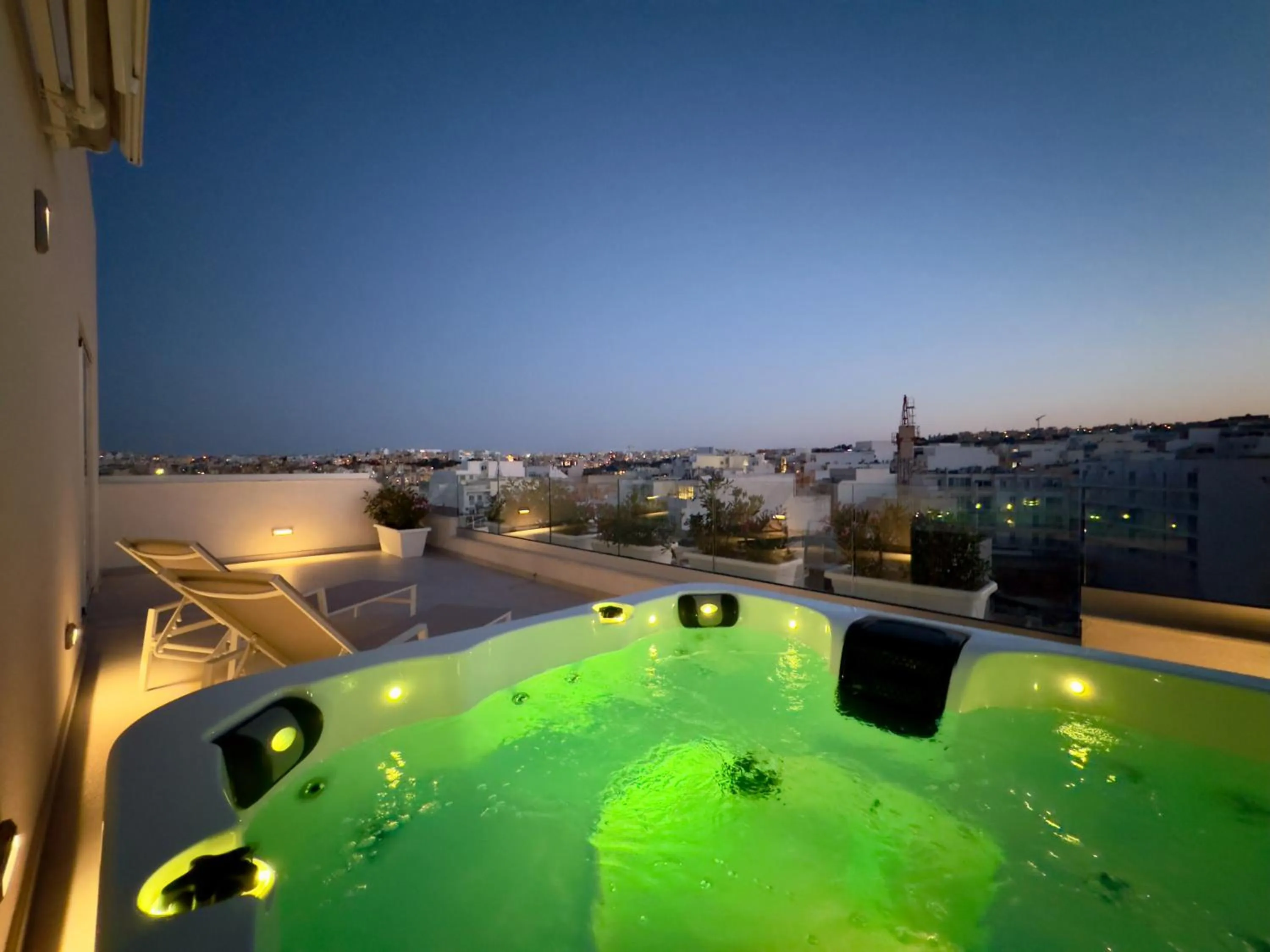 Night in C'est La Vie Boutik Swieqi