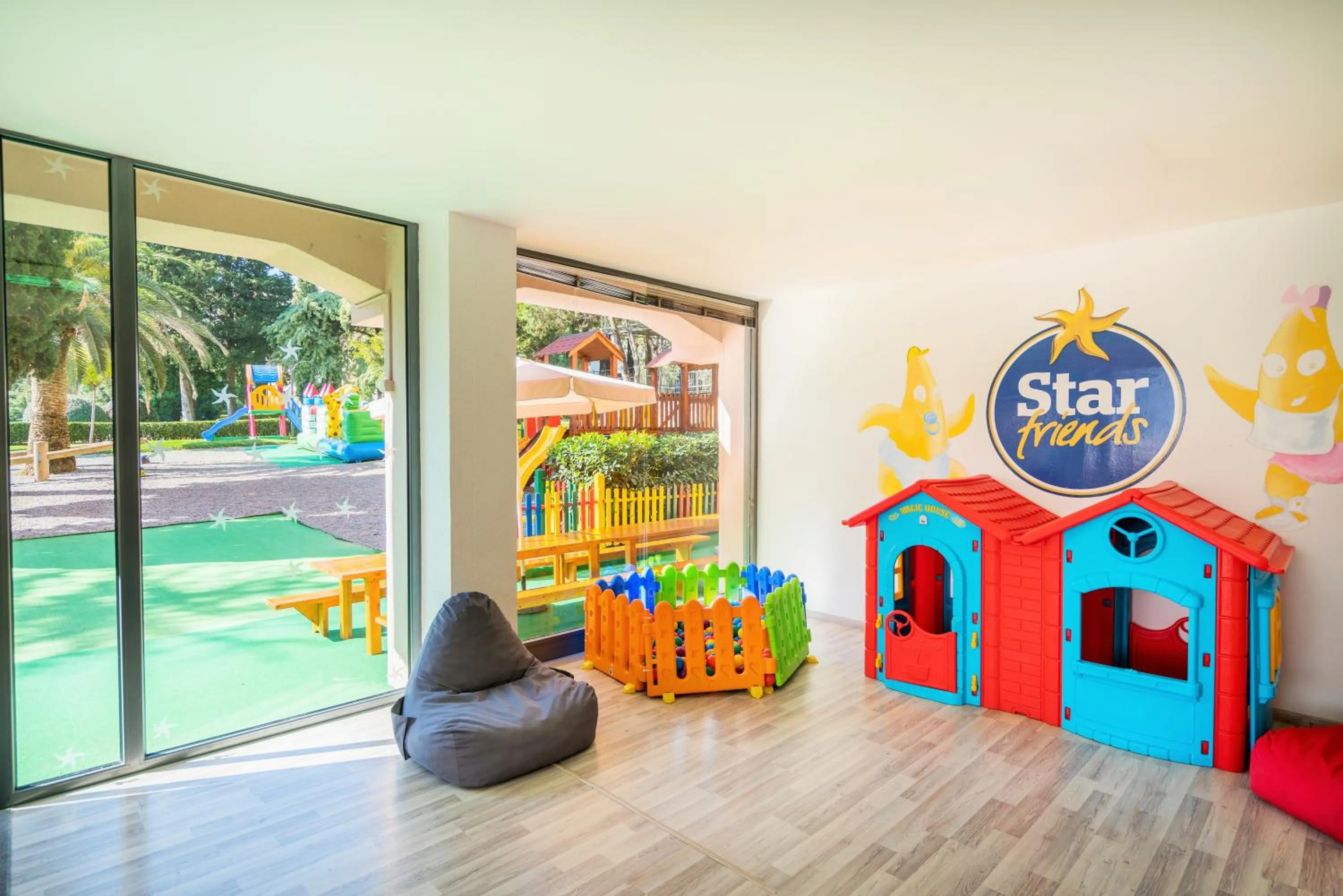 Area and facilities in Iberostar Waves Bellevue All Inclusive