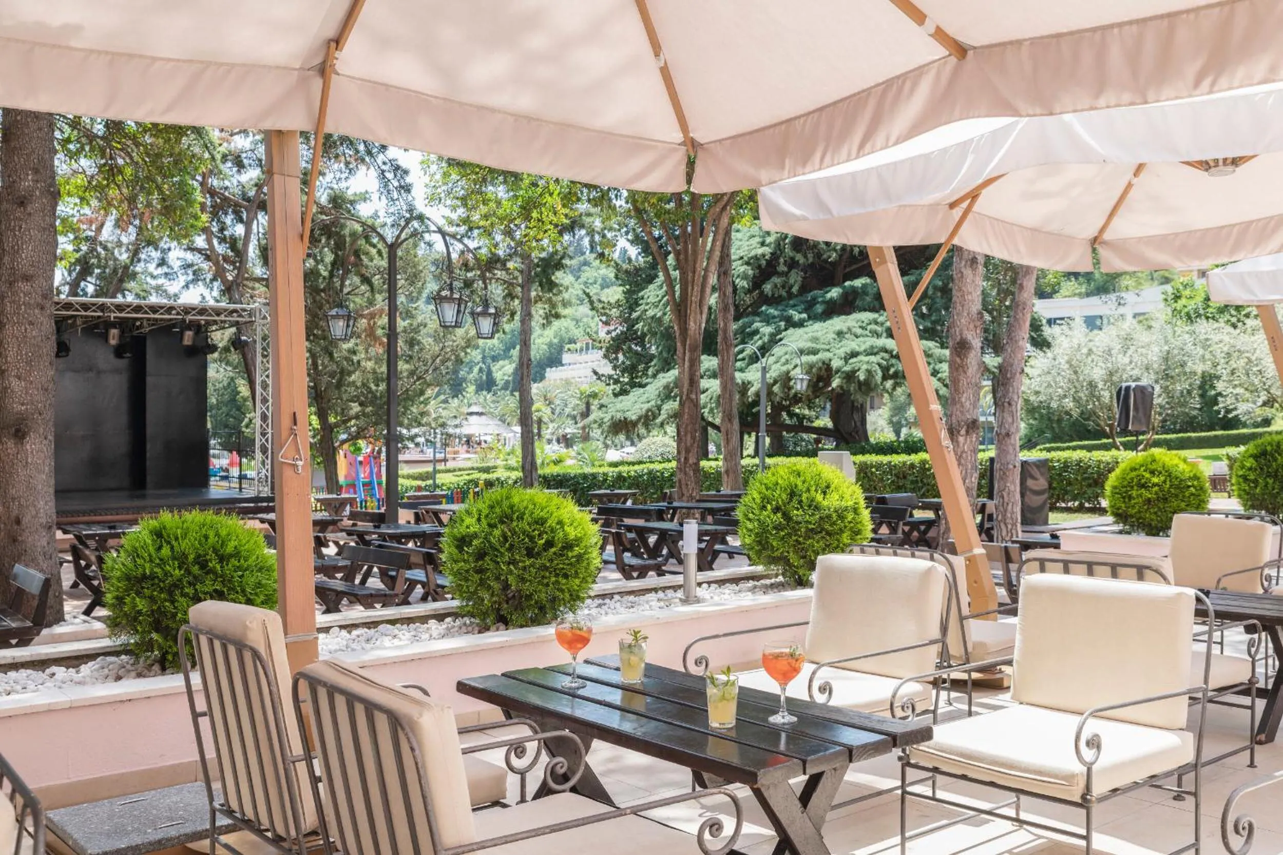 Lounge or bar in Iberostar Waves Bellevue All Inclusive