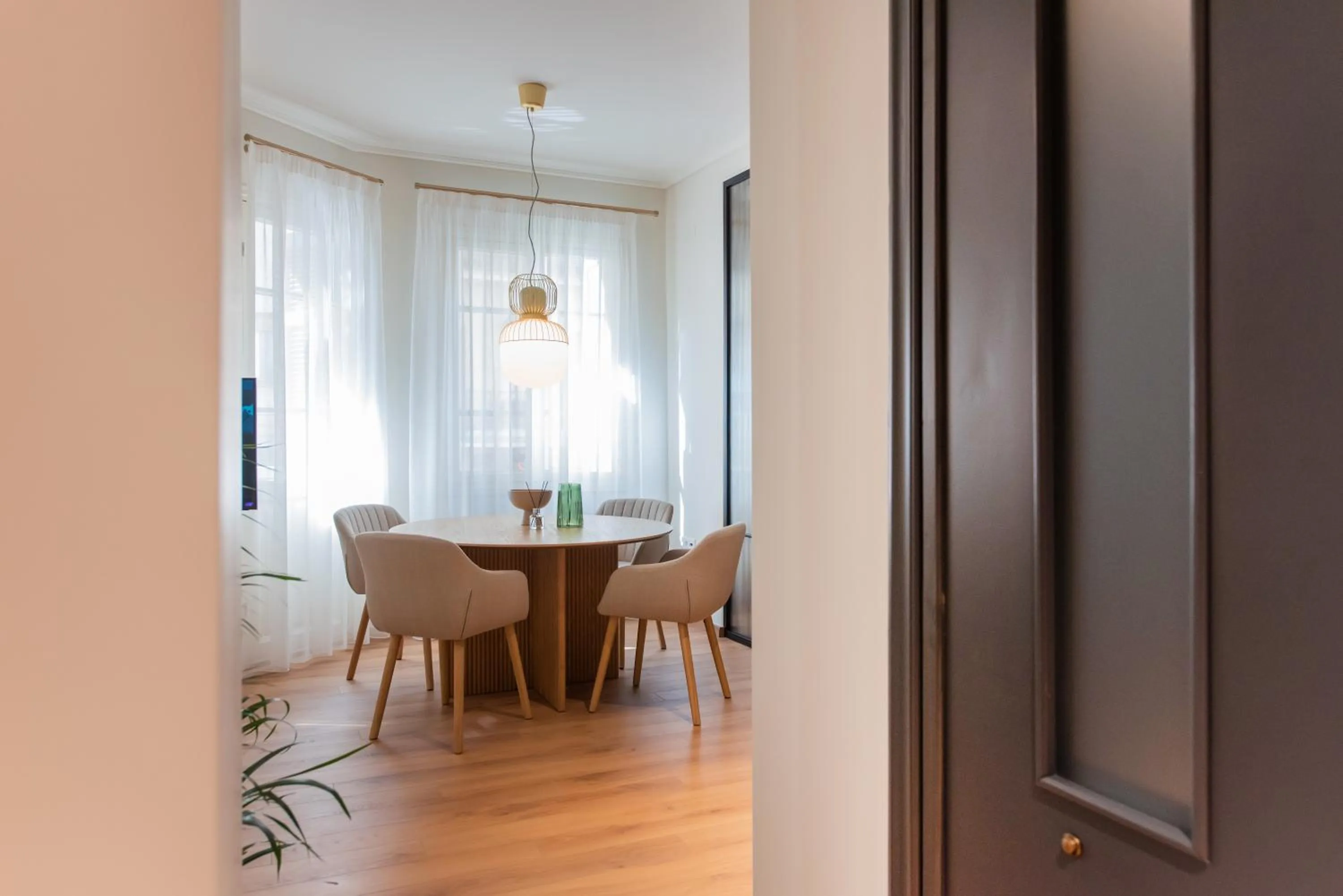 Dining area in White Lotus by halu! Apartments