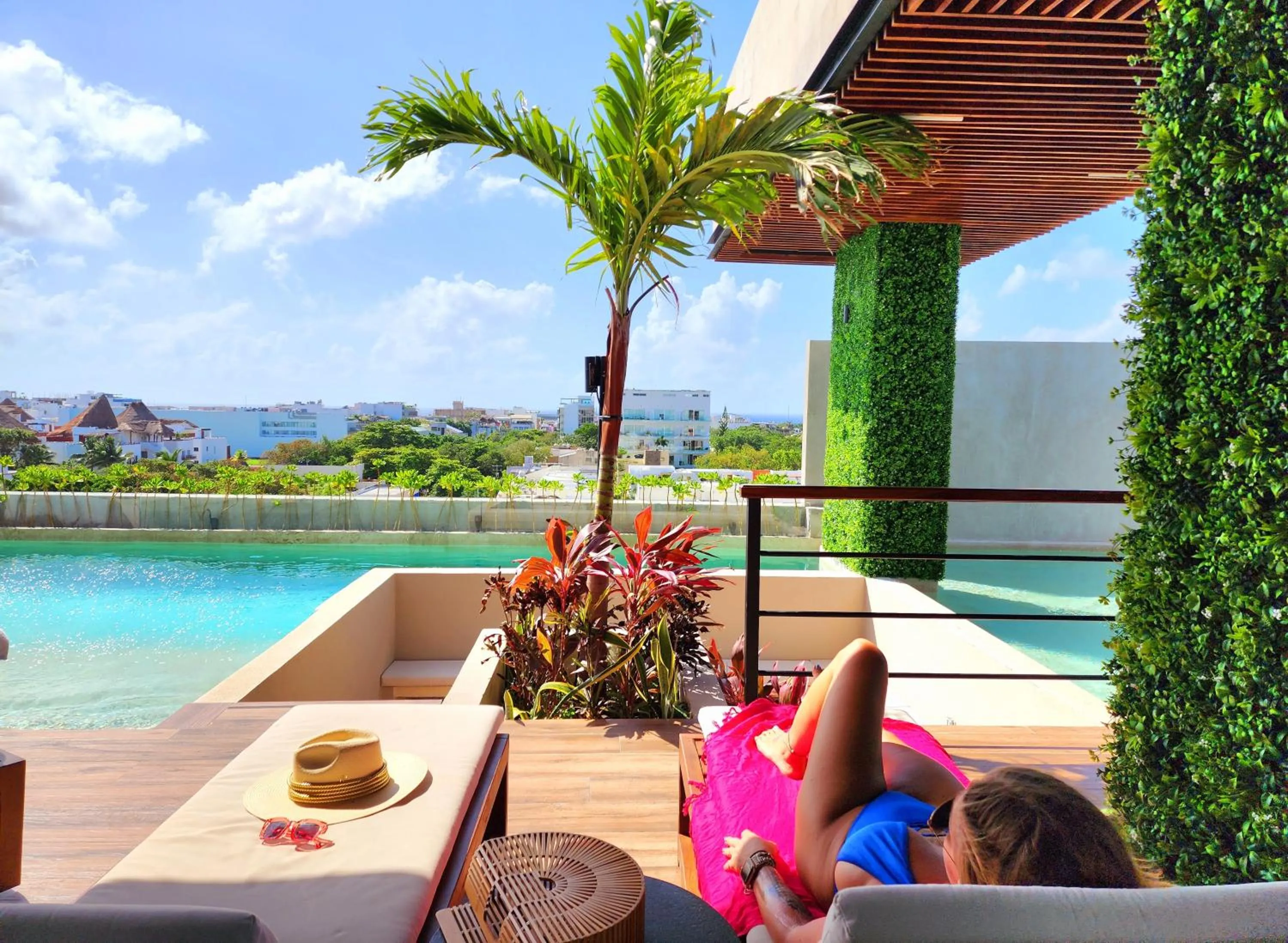 Swimming pool in Sofía Boutique Condos by Bunik