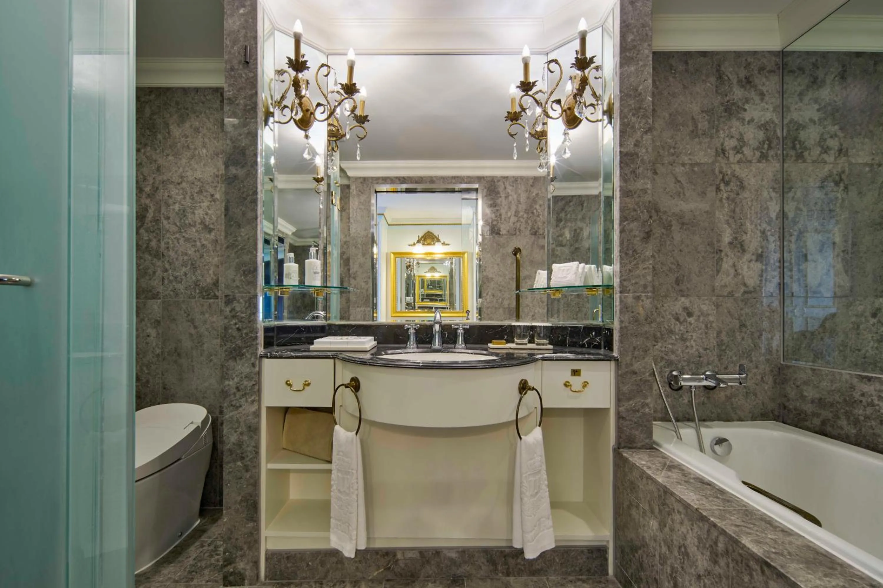 Shower in Grand Mercure Imperial Palace Seoul Gangnam