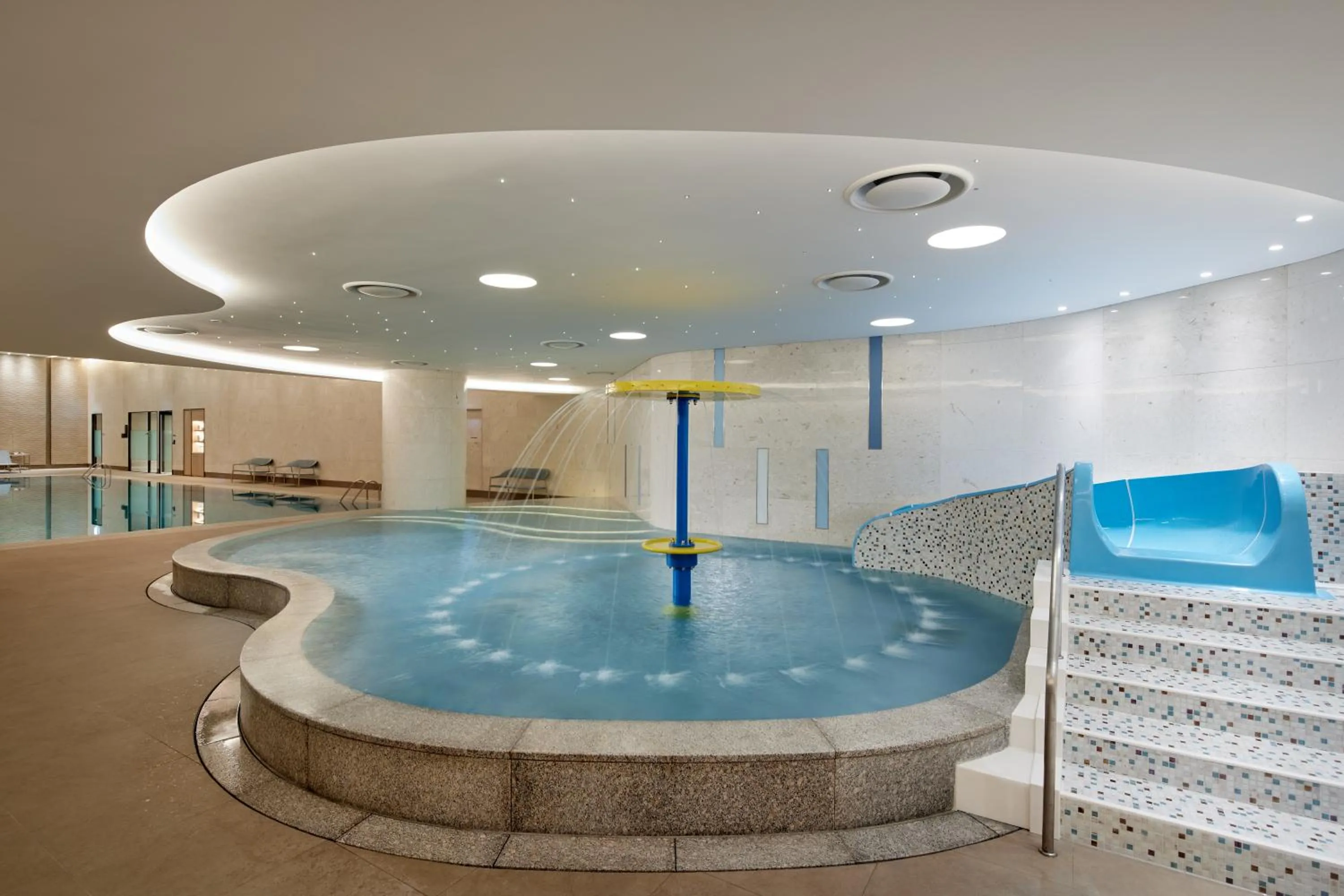 Swimming pool in Lotte Hotel World