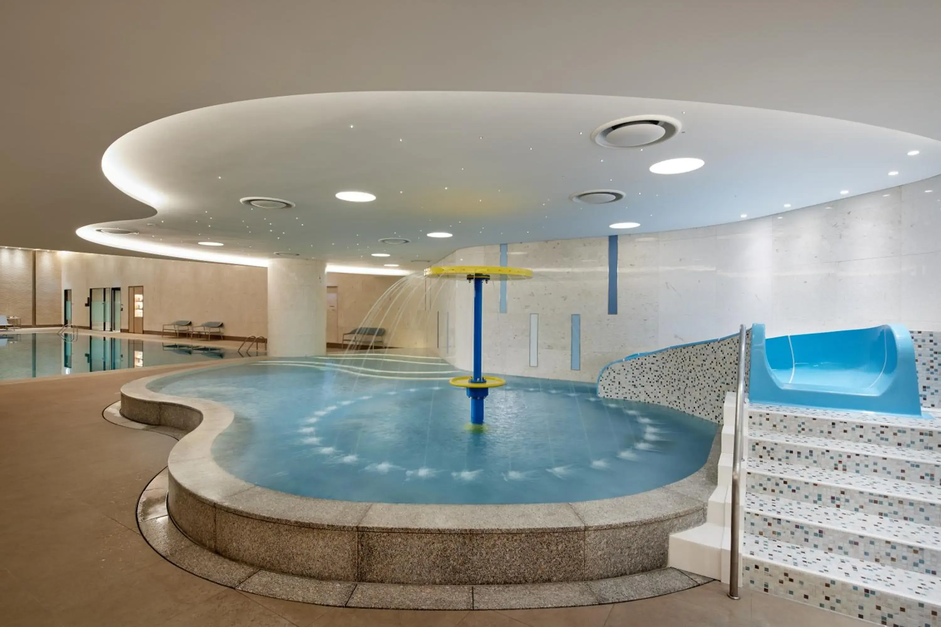 Swimming pool in Lotte Hotel World Swimming pool in Lotte Hotel World