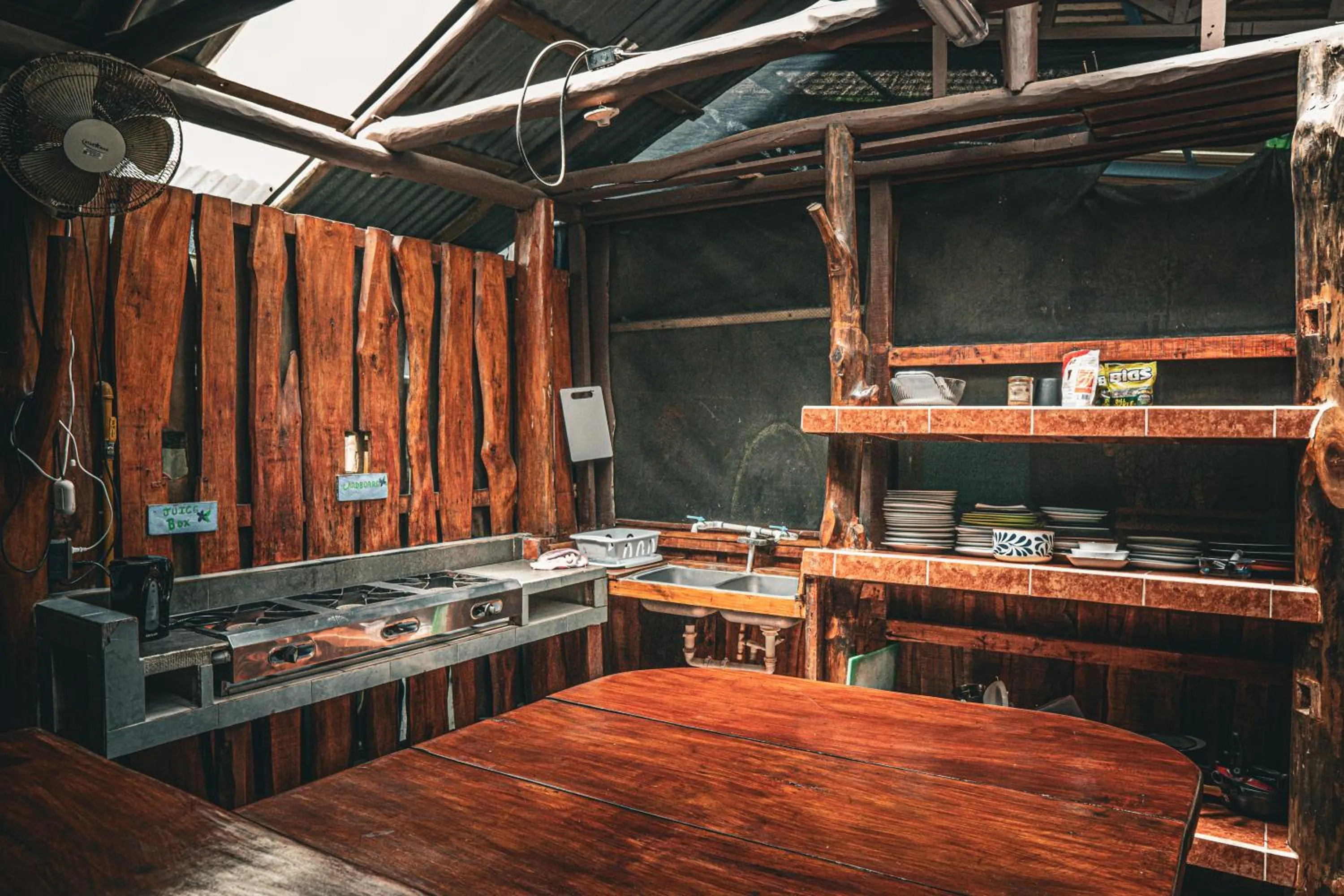 Kitchen or kitchenette in Flutterby House Hostel