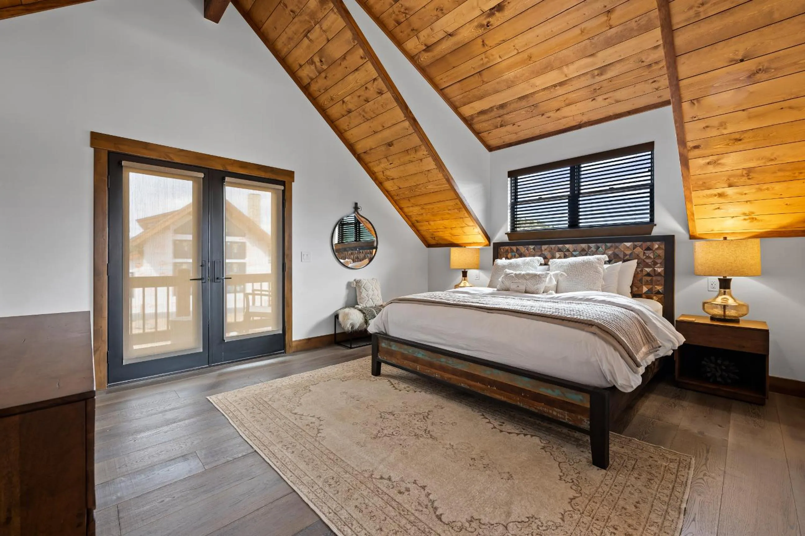 Bed in Luxury Cabin! Fireplace and Jacuzzi!