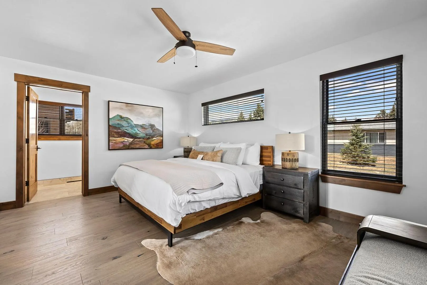 Bed in Luxury Cabin! Fireplace and Jacuzzi!