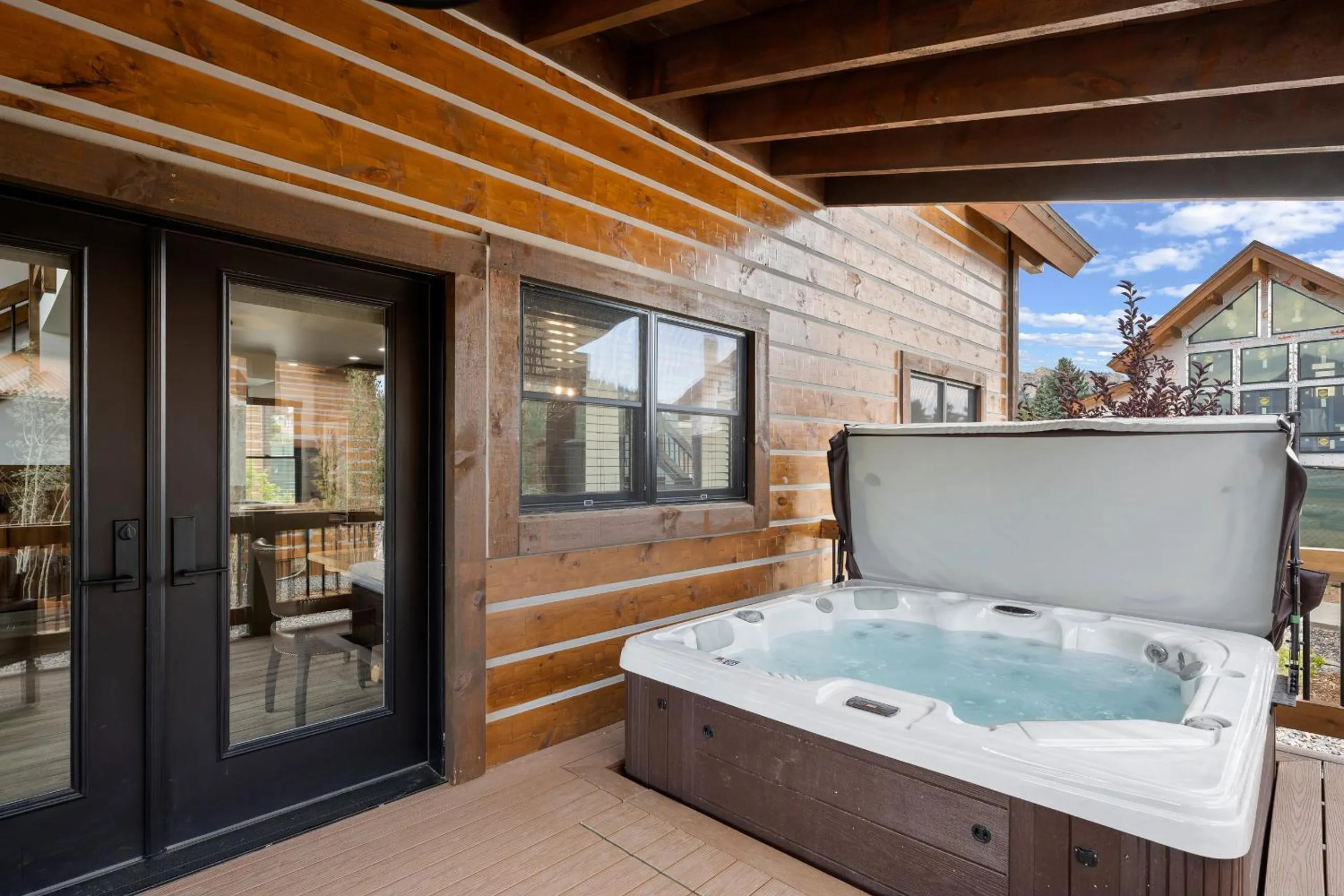 Luxury Cabin! Fireplace and Jacuzzi!