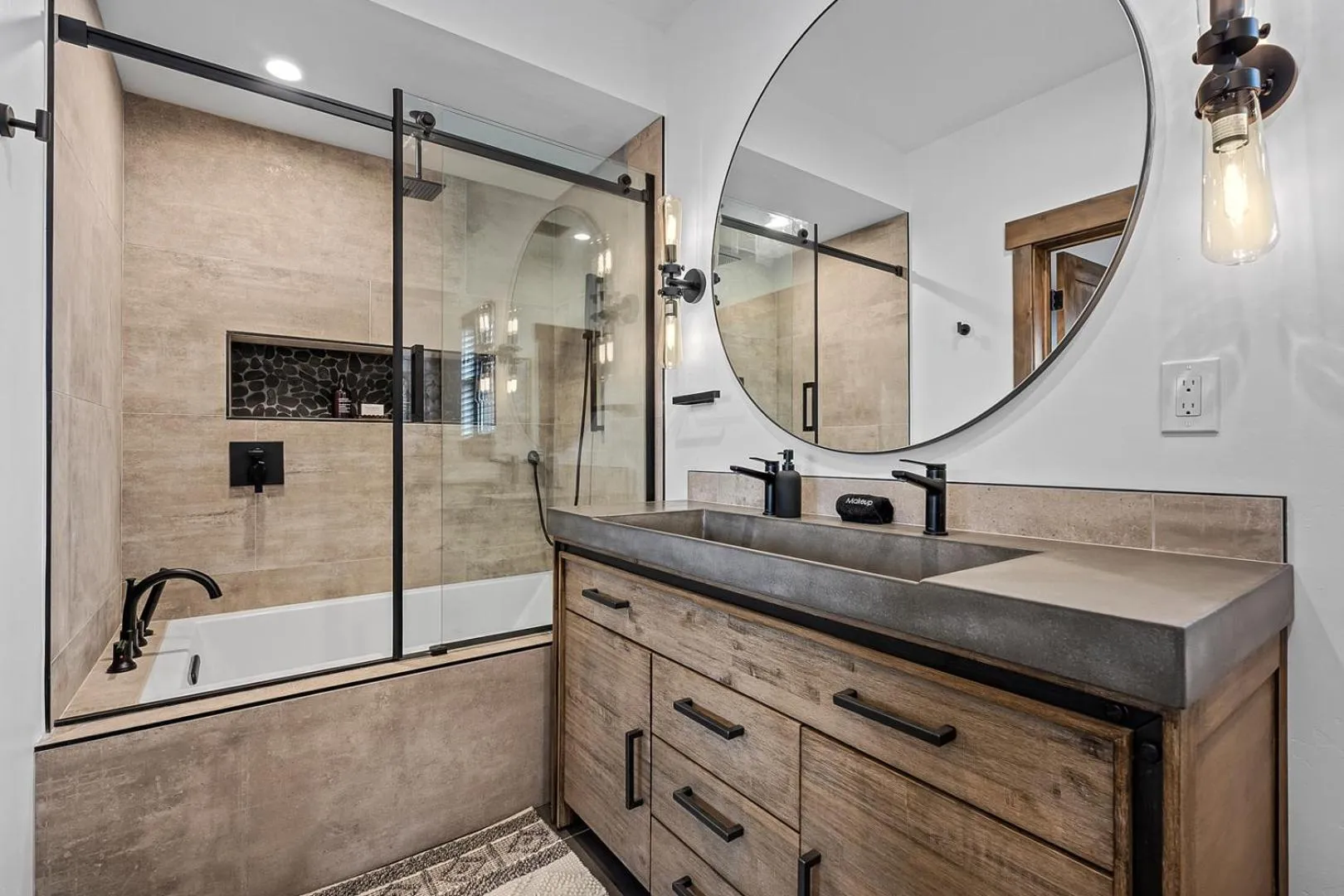 Luxury Cabin! Fireplace and Jacuzzi!