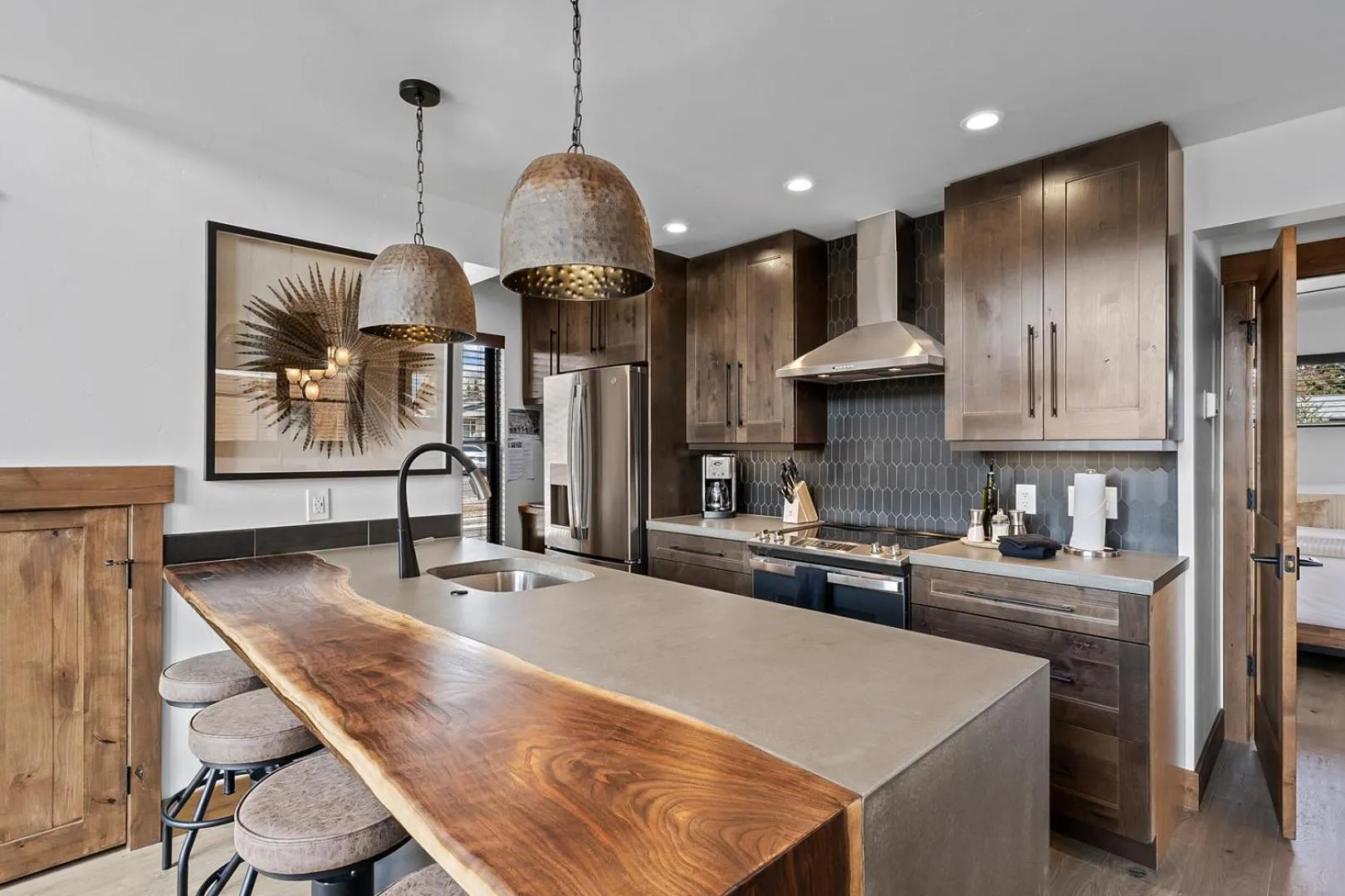 Luxury Cabin! Fireplace and Jacuzzi!