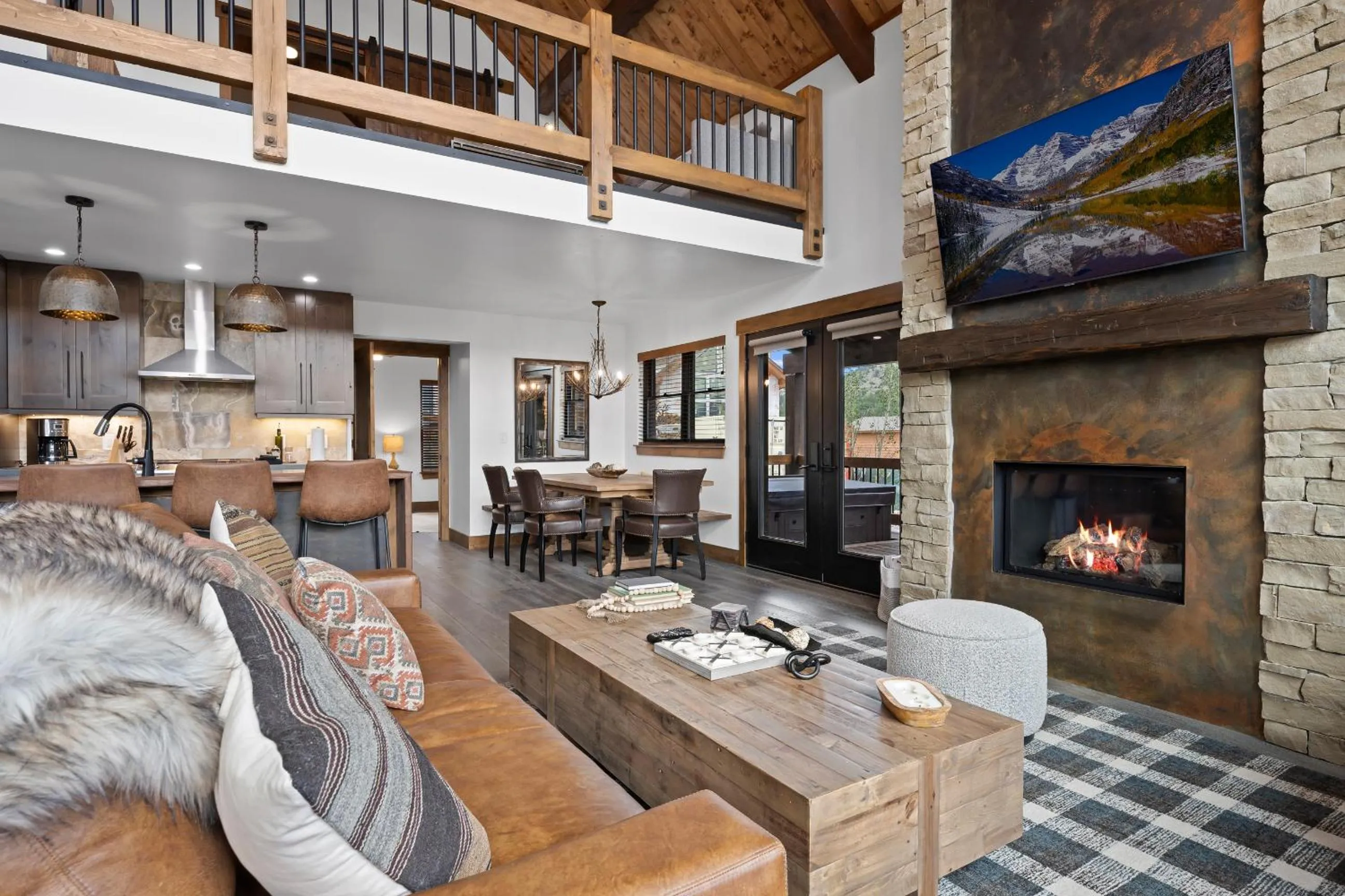 Luxury Cabin! Fireplace and Jacuzzi!