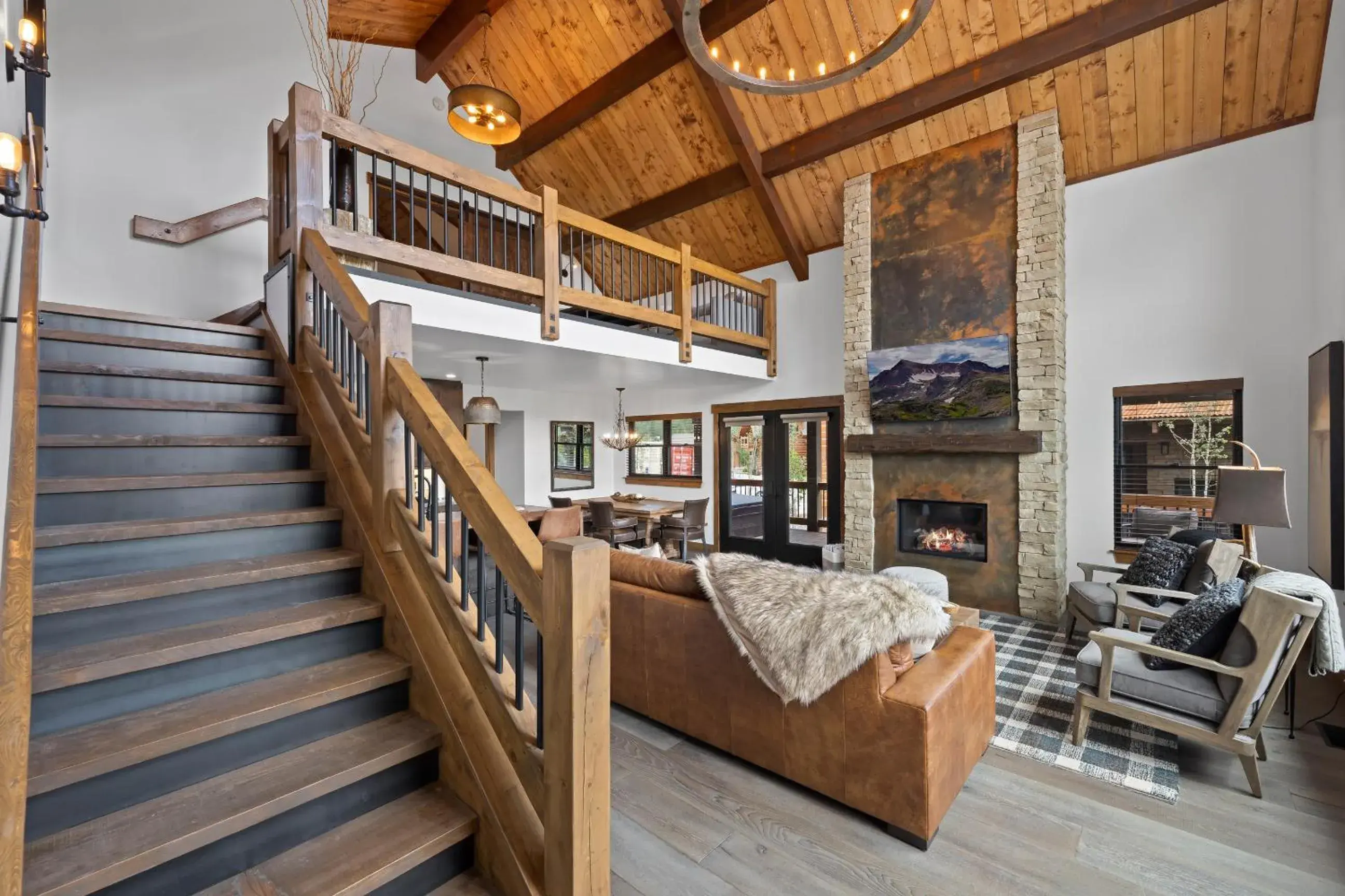 Luxury Cabin! Fireplace and Jacuzzi! Luxury Cabin! Fireplace and Jacuzzi!