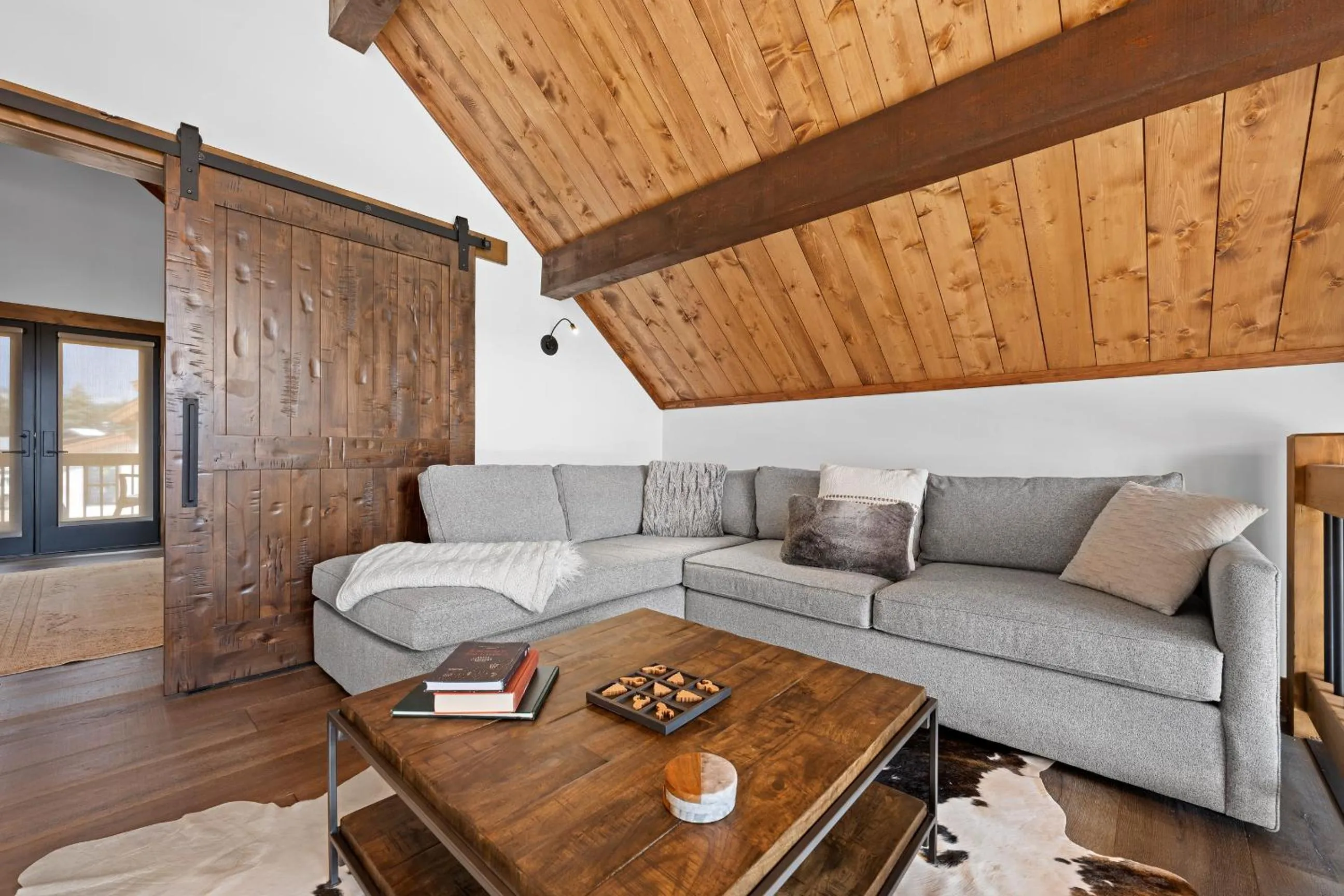 Luxury Cabin! Fireplace and Jacuzzi!