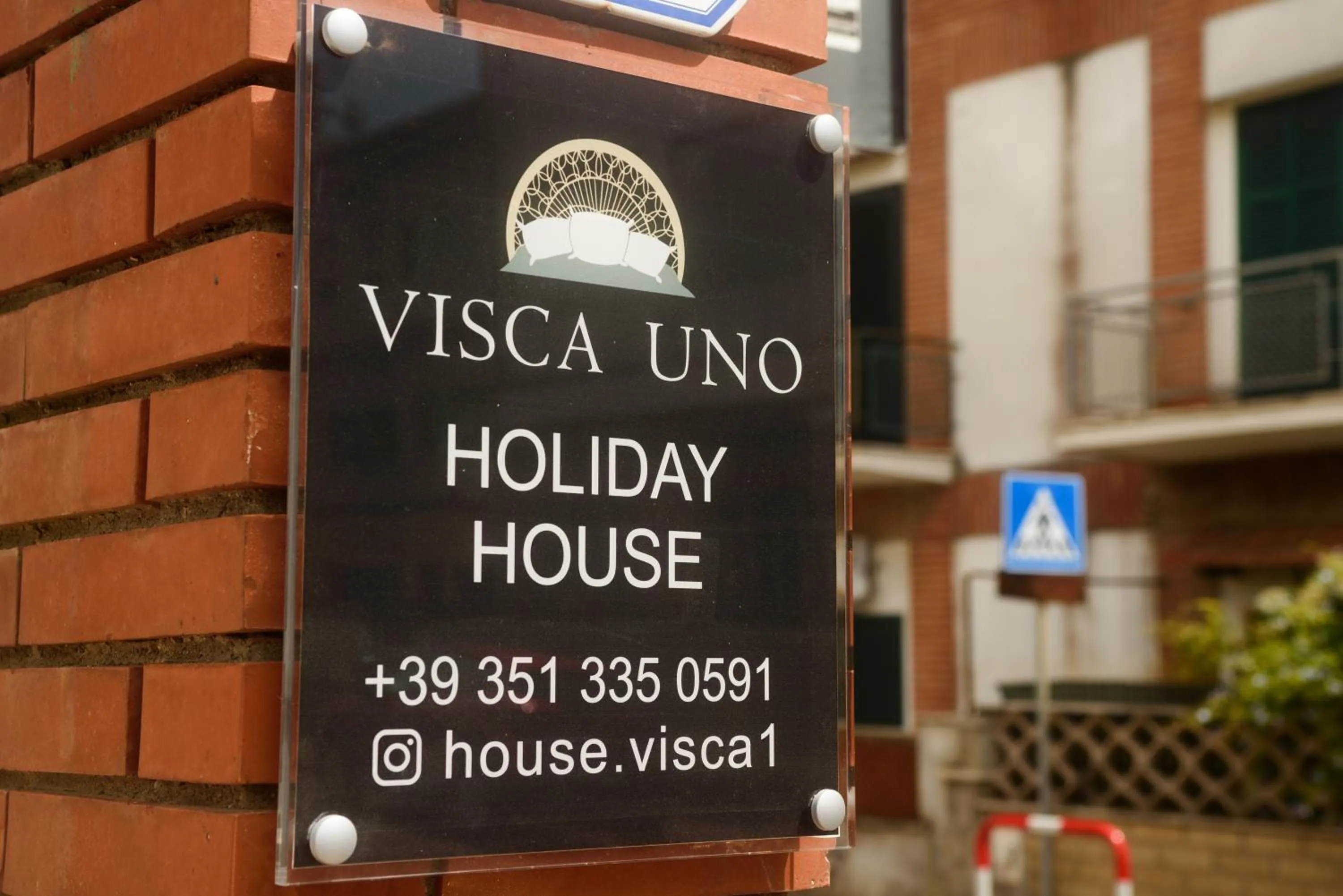 Property logo or sign in Holiday House ViscaUno