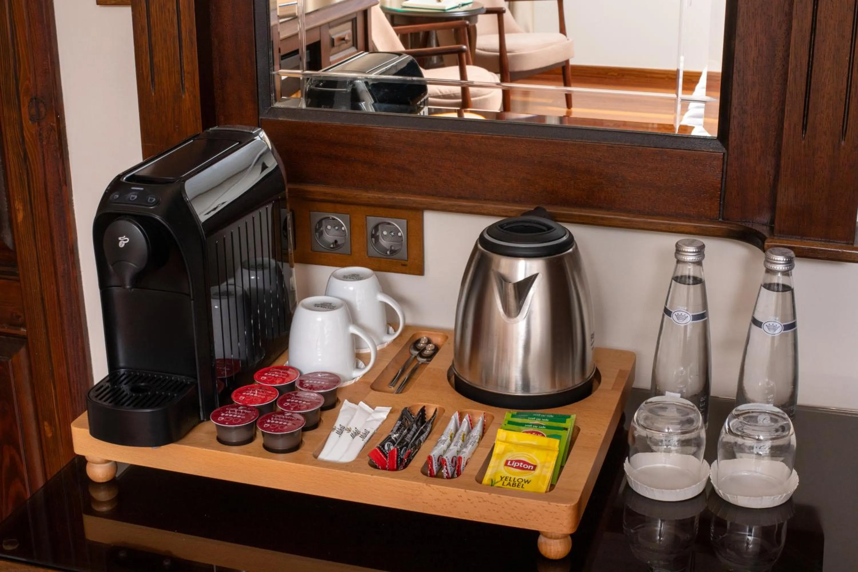 Coffee/tea facilities in Bender Hotel
