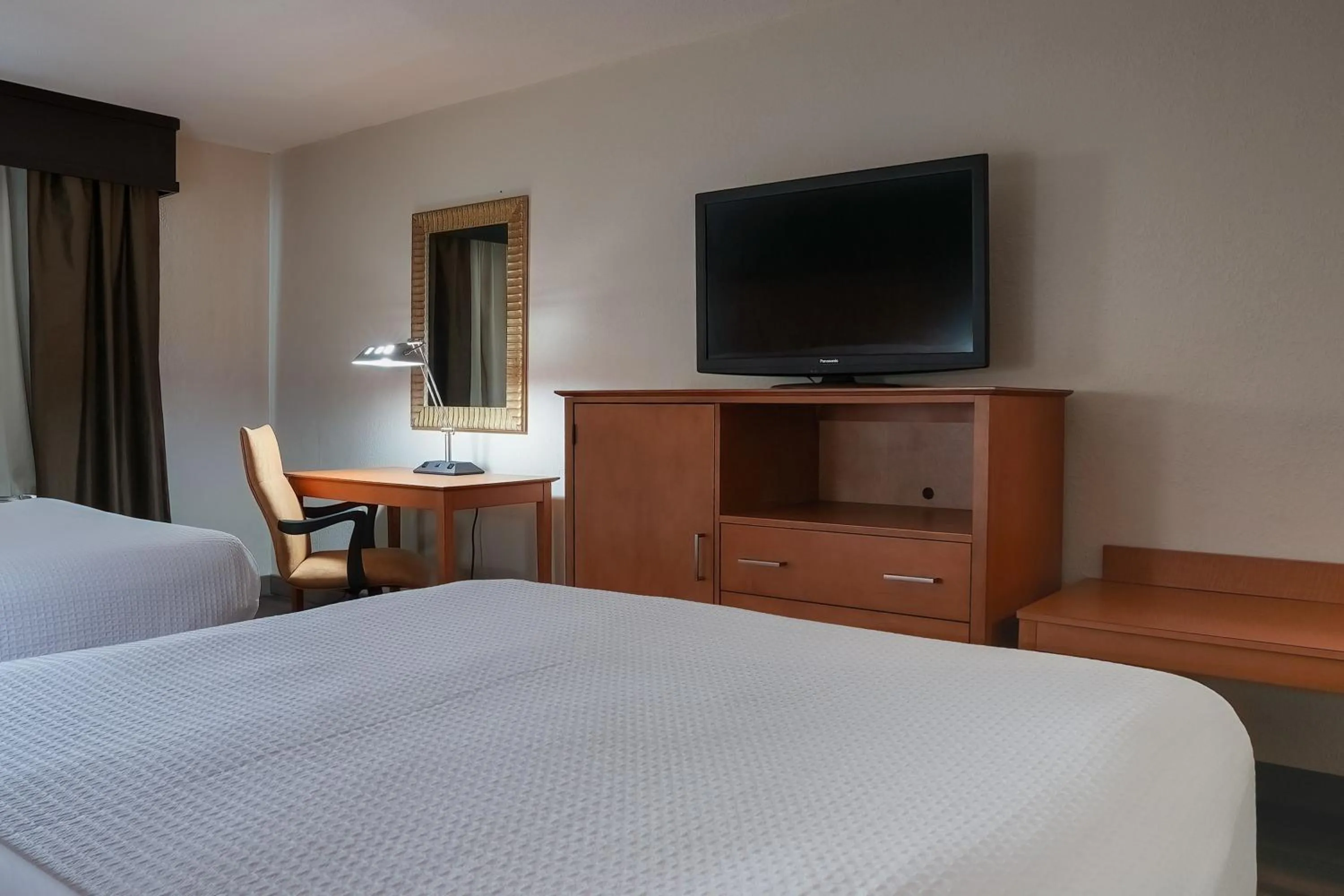 TV and multimedia, Bed in American Inn & Suites