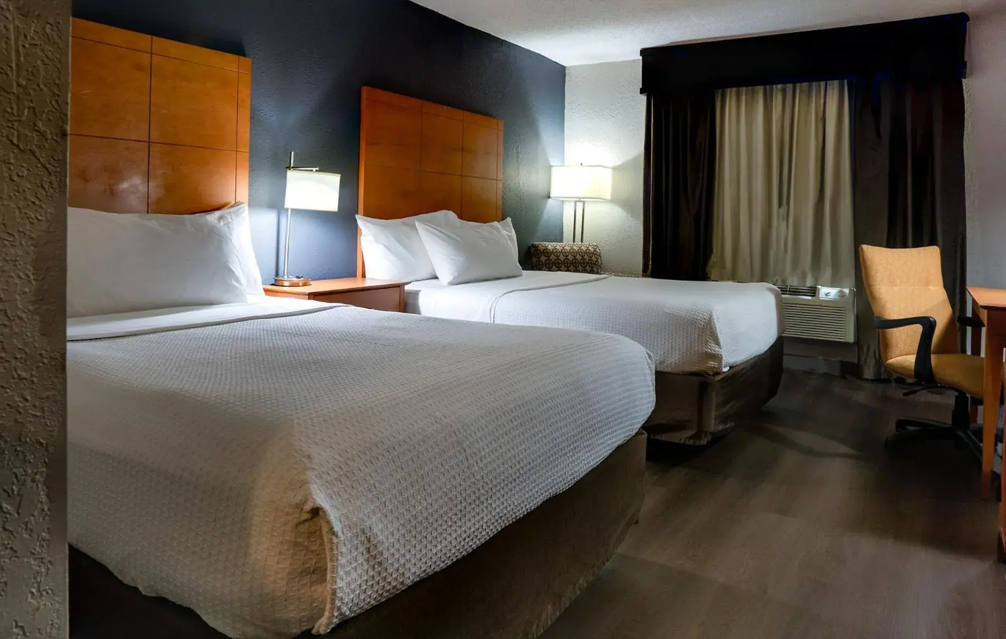 Bedroom, Bed in American Inn & Suites Bedroom, Bed in American Inn & Suites