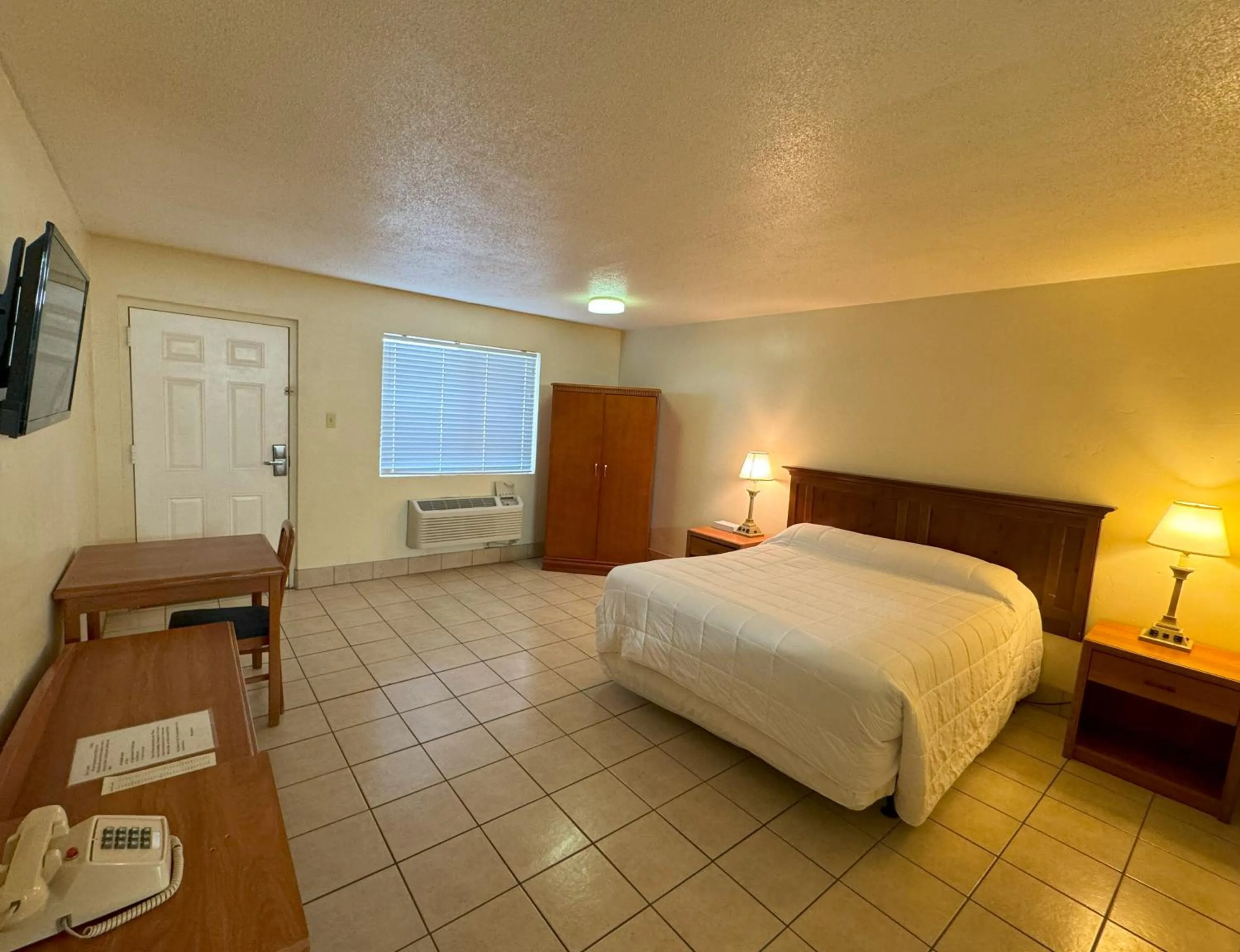 Bedroom, Bed in Big Chile Inn & Suites