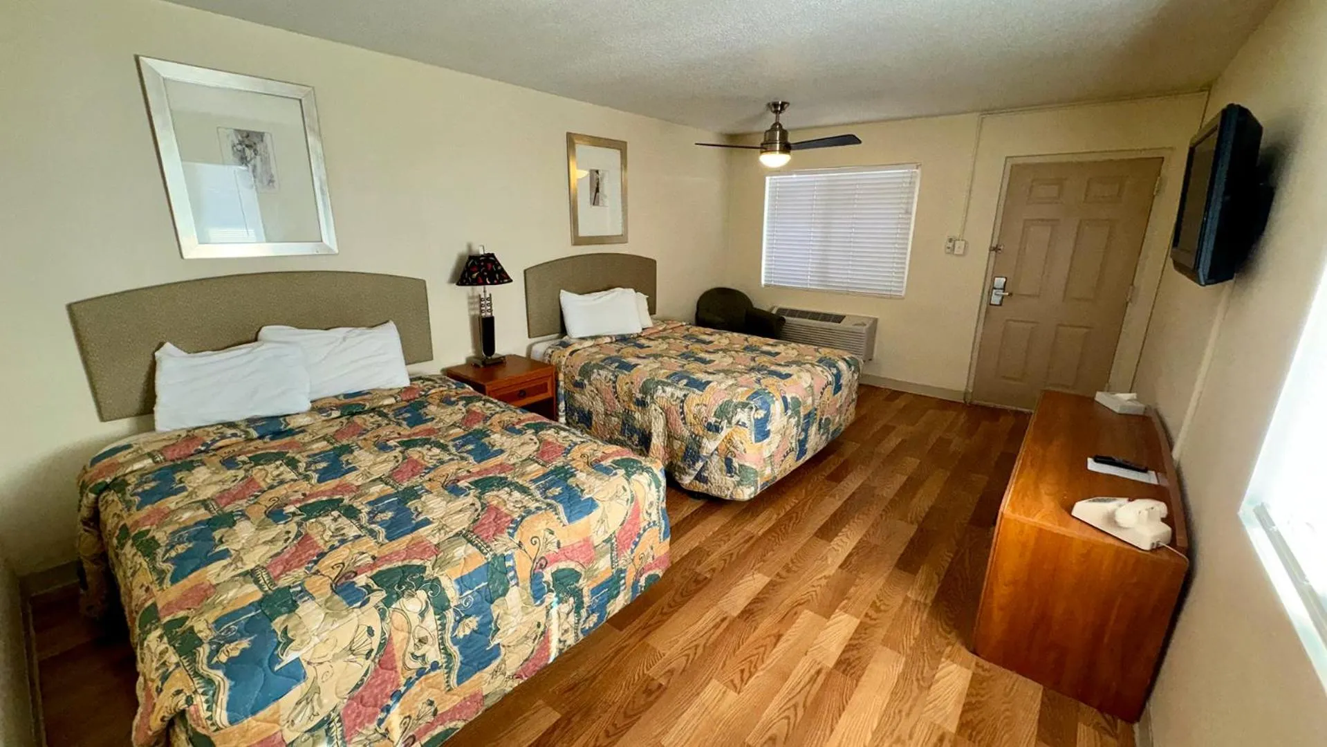 Bedroom, Bed in Big Chile Inn & Suites