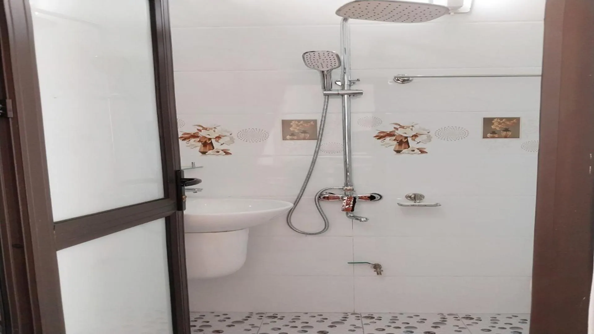 Shower in Nha Xanh Homestay