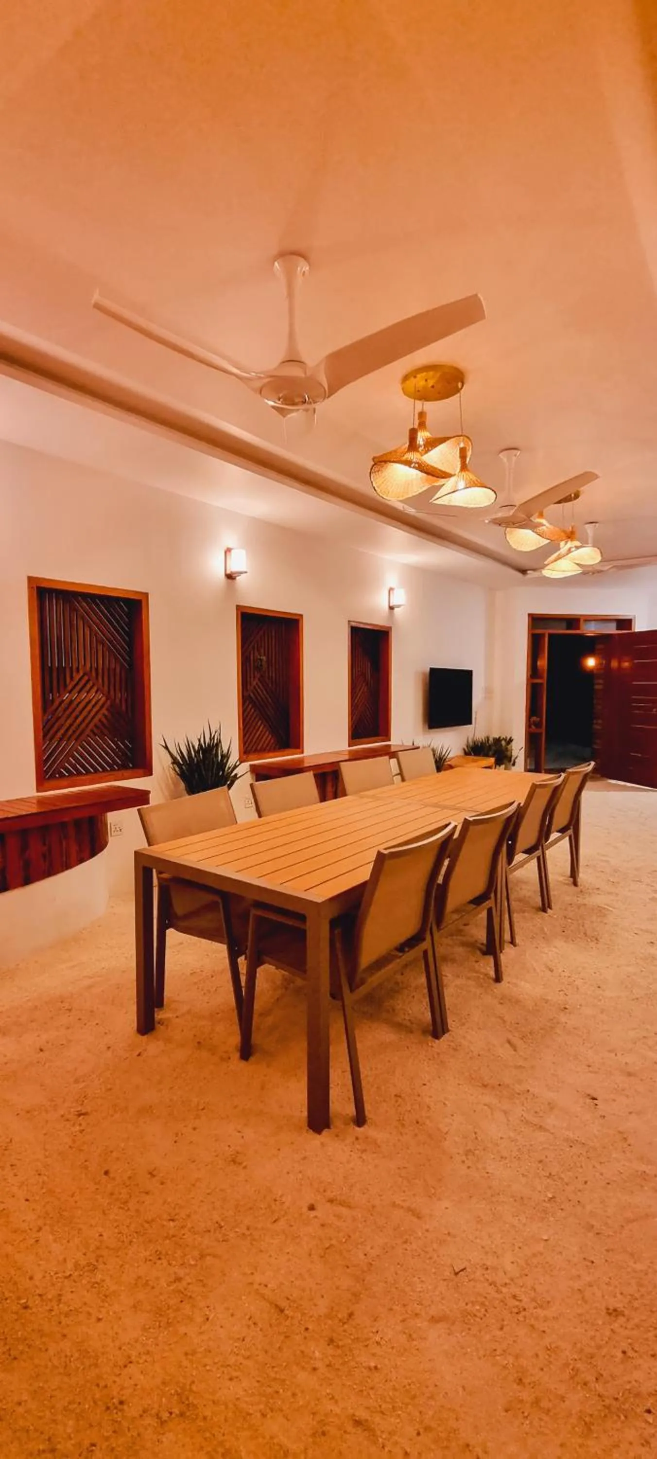 Restaurant/places to eat in Vaagali Inn