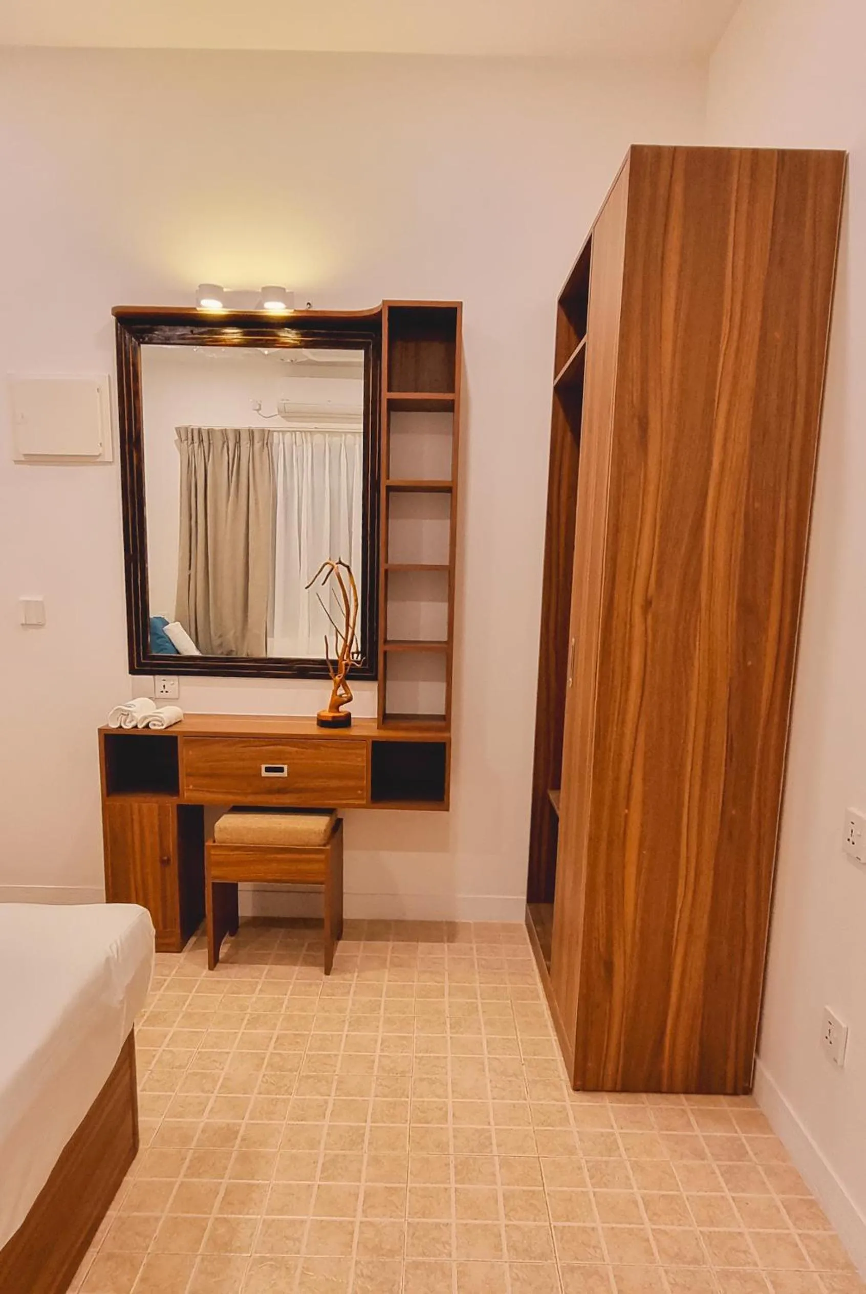 wardrobe, Bed in Vaagali Inn