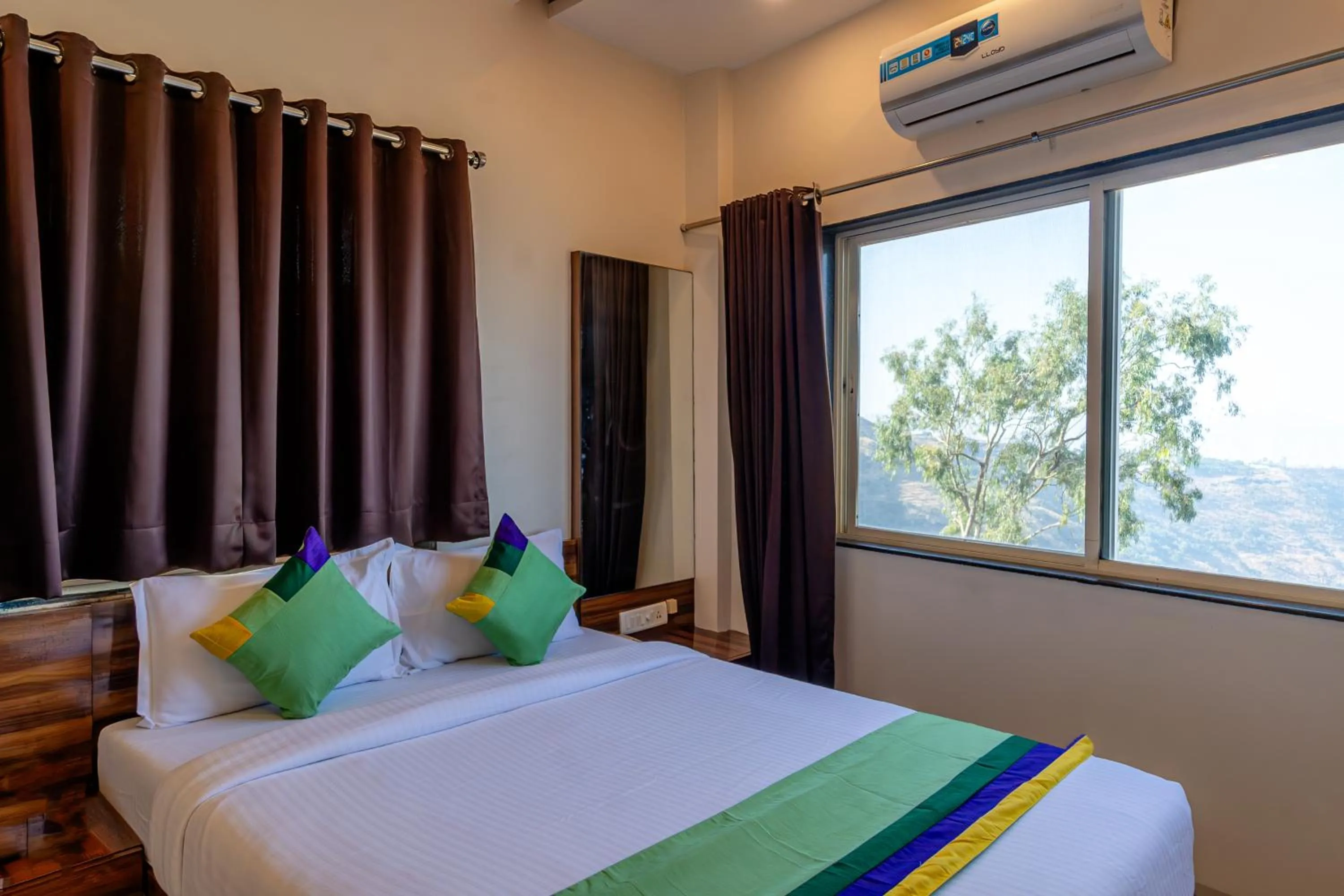 Bedroom, Bed in Treebo Kaizen, 3 Kms From Paragliding