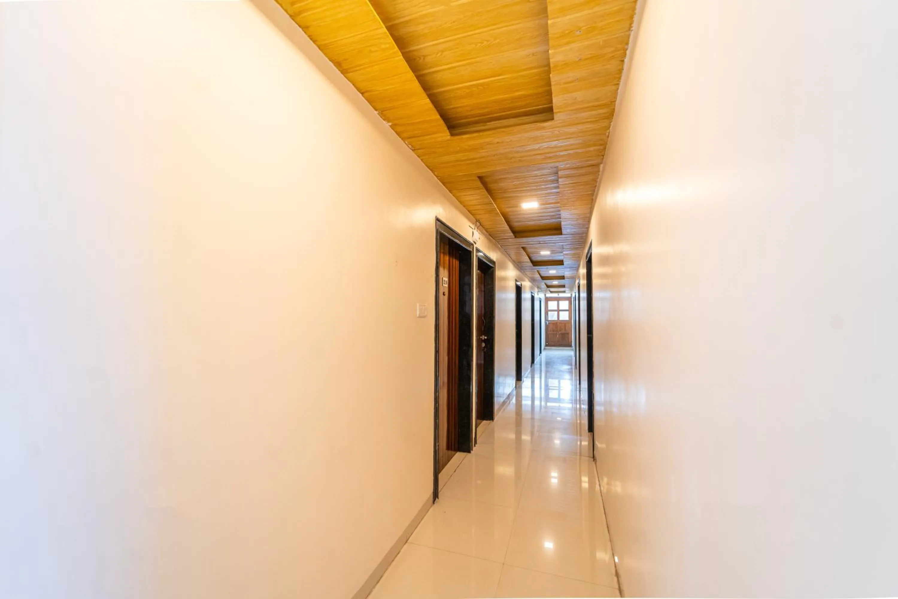 Lobby or reception in Treebo Kaizen, 3 Kms From Paragliding