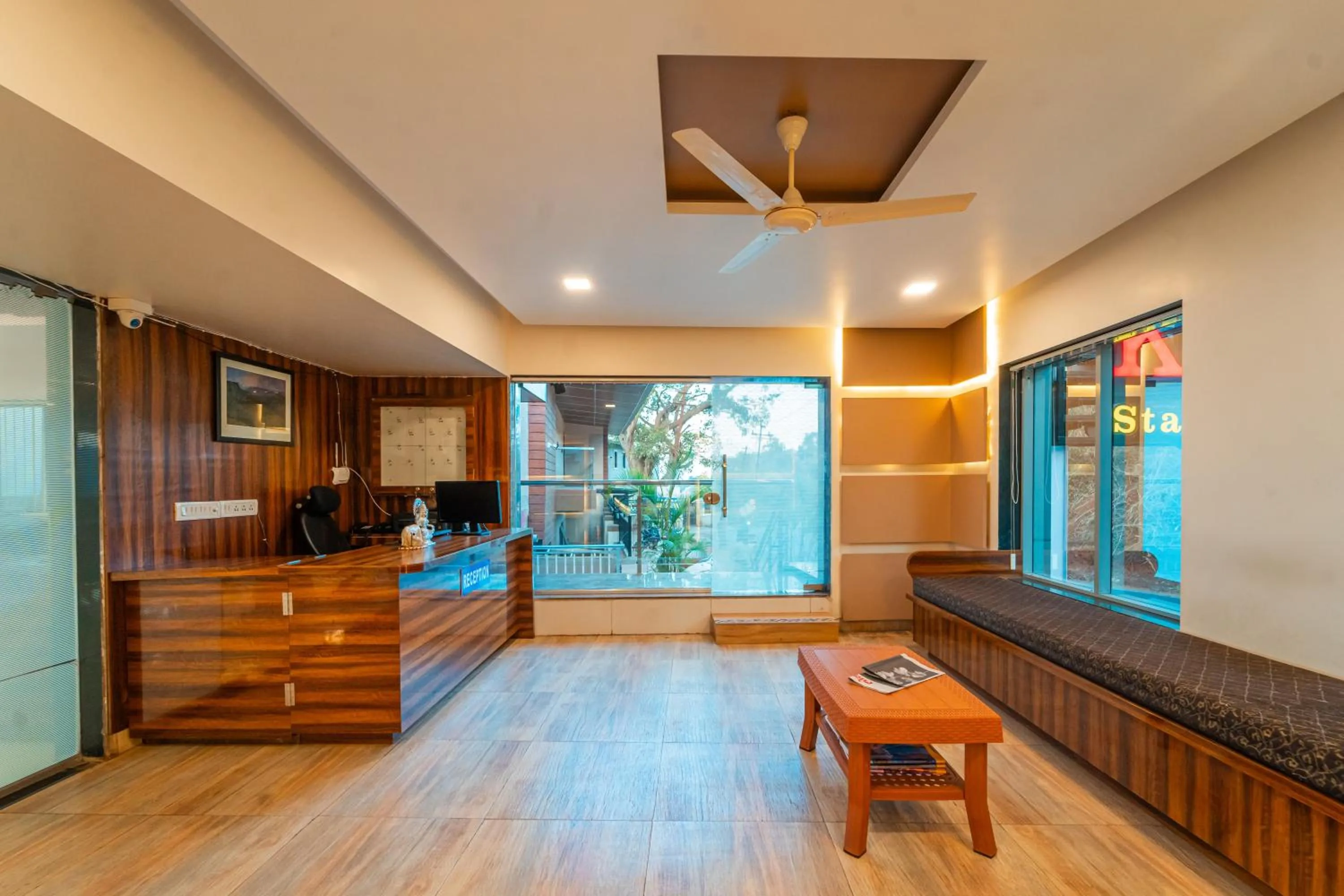 Lobby or reception in Treebo Kaizen, 3 Kms From Paragliding
