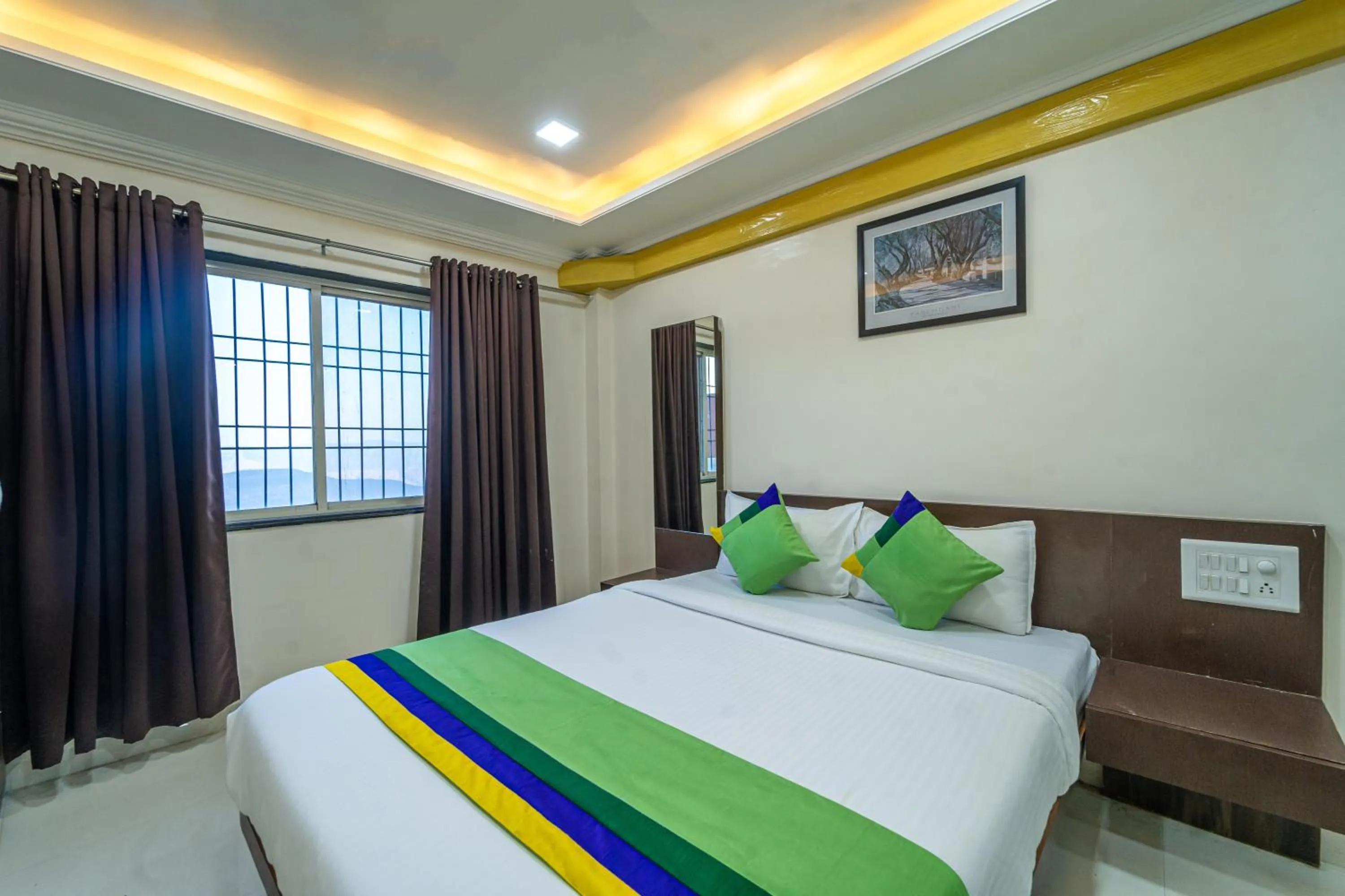 Bedroom, Bed in Treebo Kaizen, 3 Kms From Paragliding