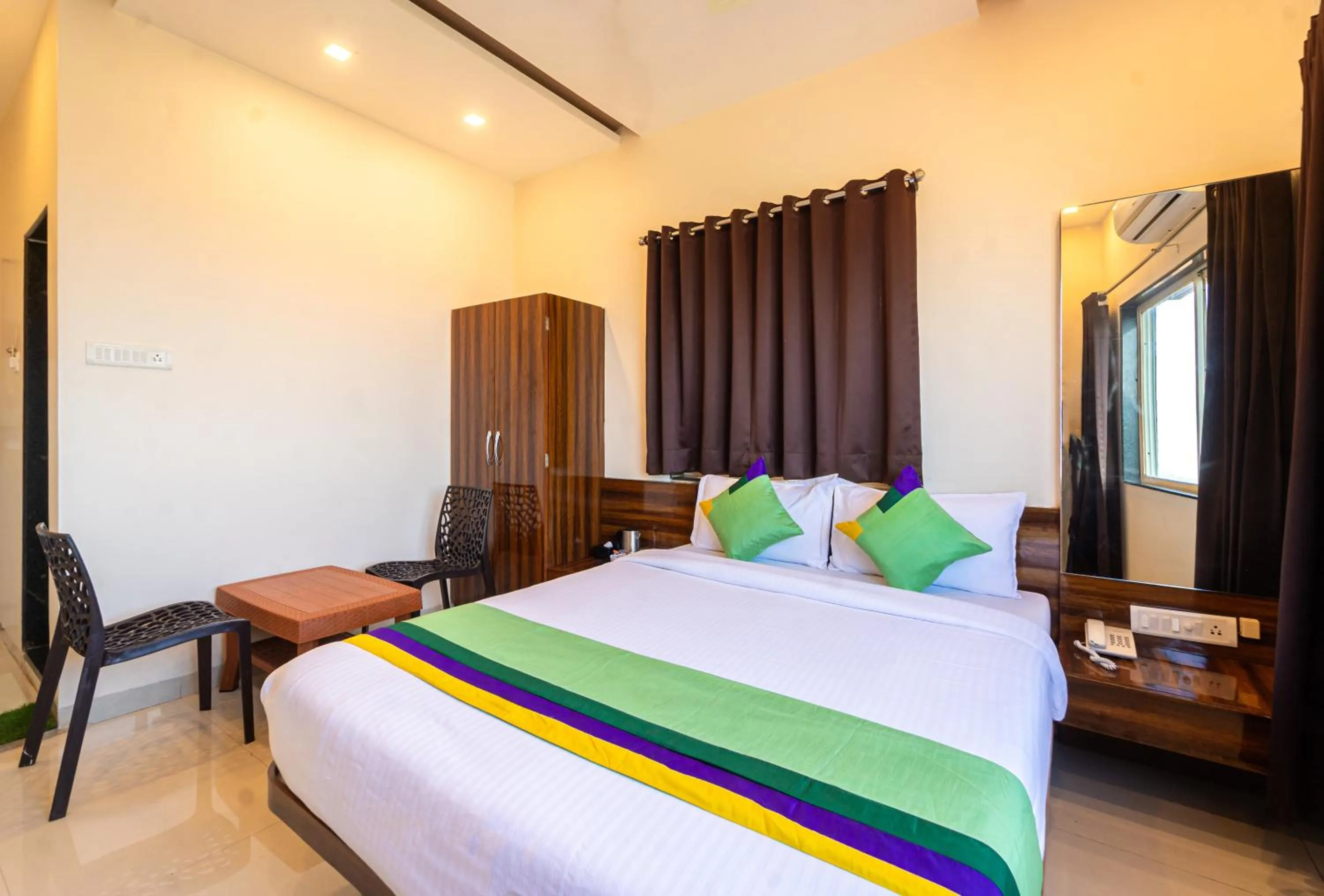 Bedroom, Bed in Treebo Kaizen, 3 Kms From Paragliding