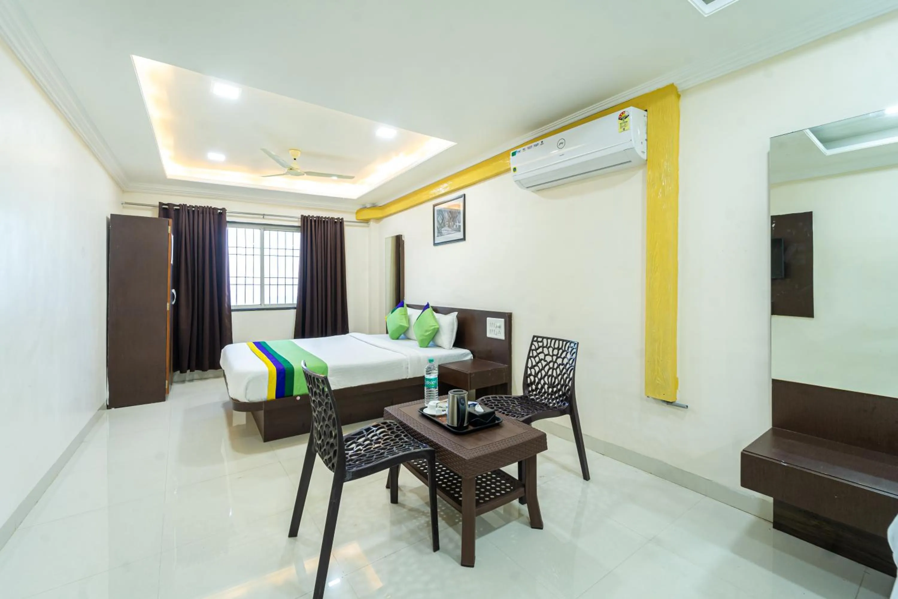 Bedroom, Bed in Treebo Kaizen, 3 Kms From Paragliding