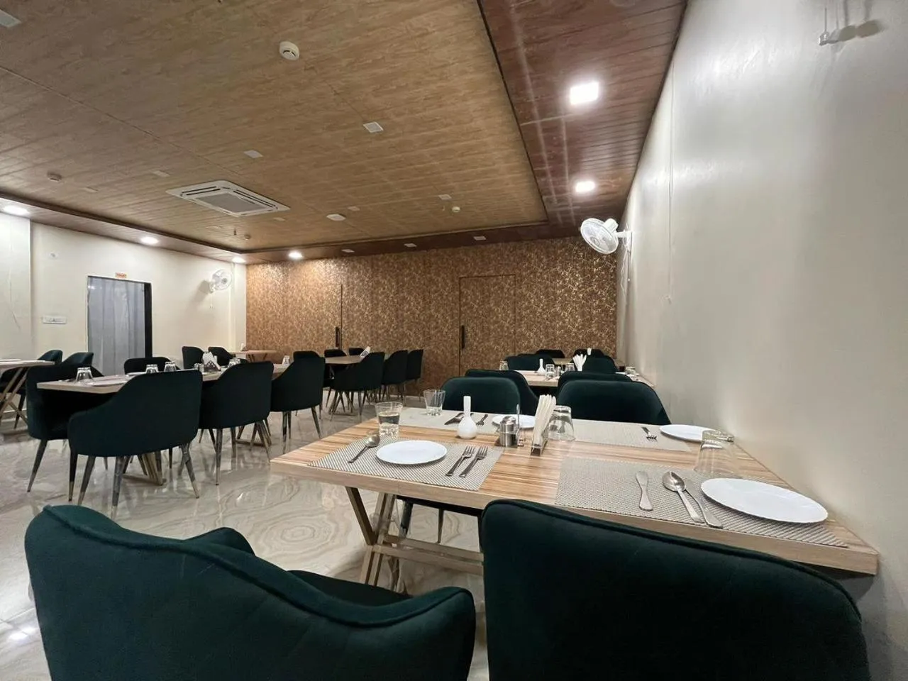 Restaurant/places to eat in HOTEL KAVANA