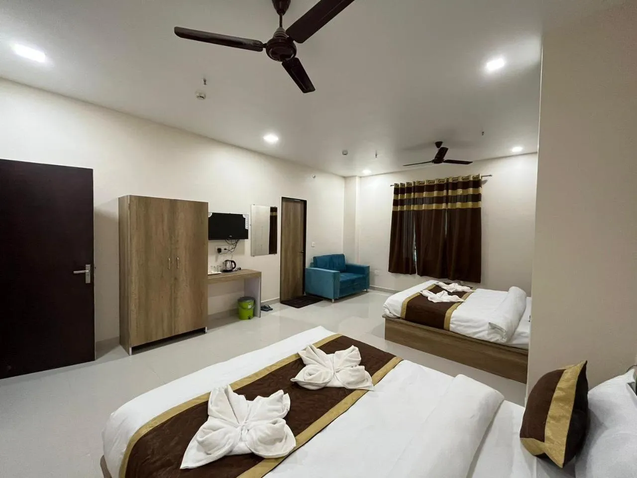 Photo of the whole room, Bed in HOTEL KAVANA