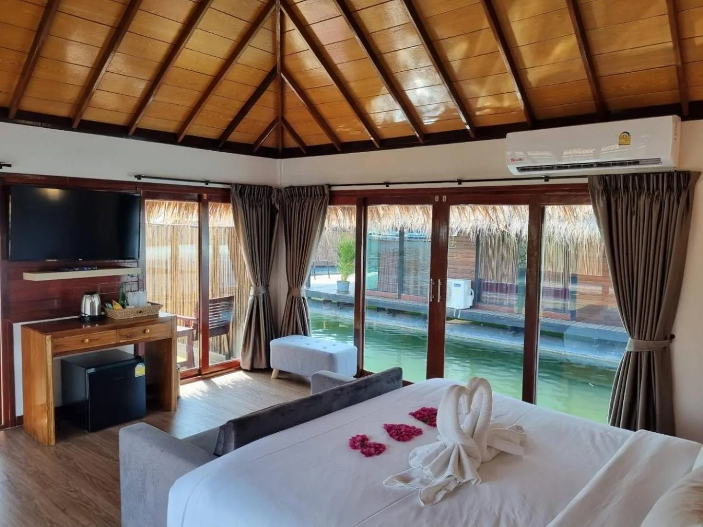 Bed in Ruknam Resort