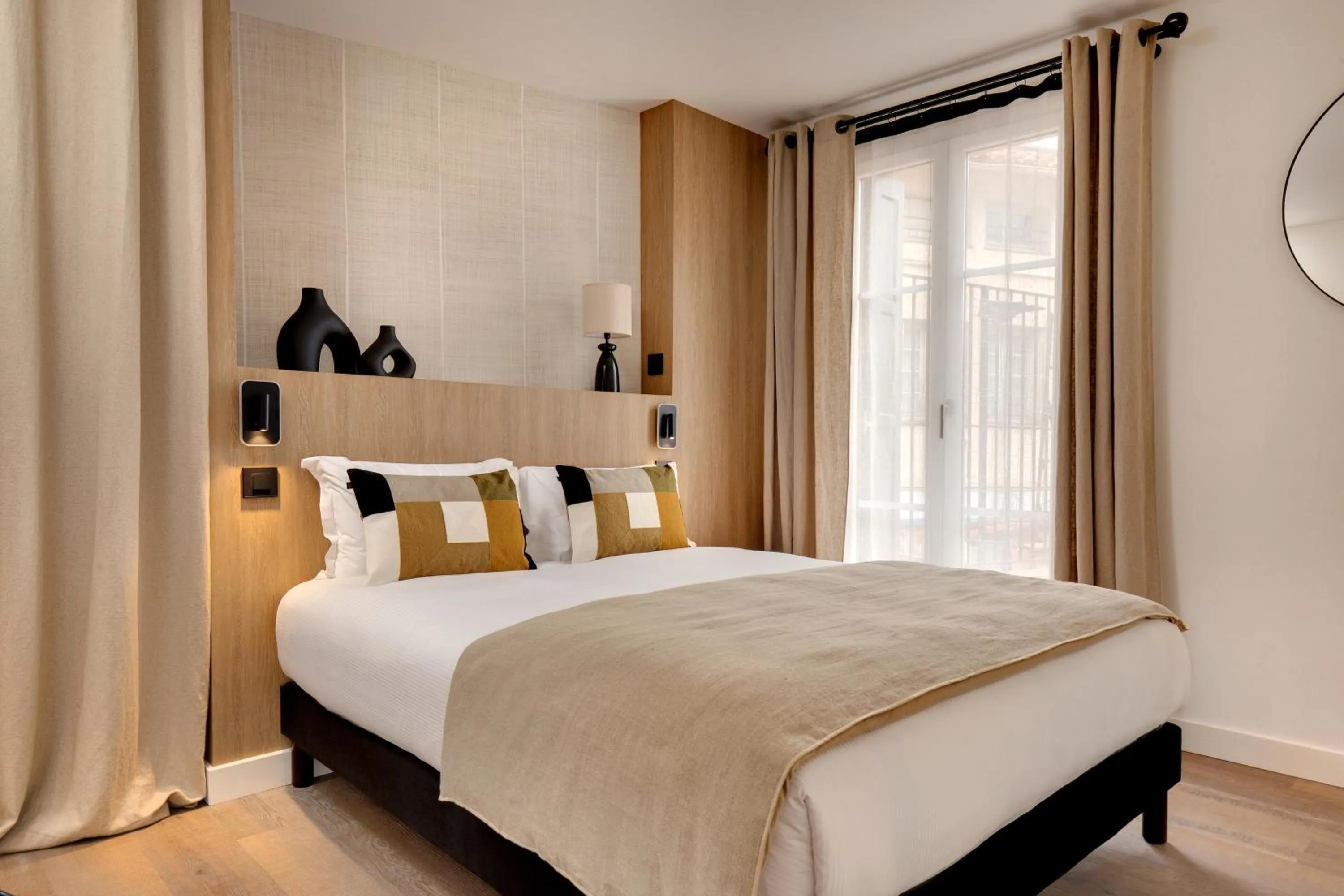 Photo of the whole room, Bed in Les Appartements de Collioure